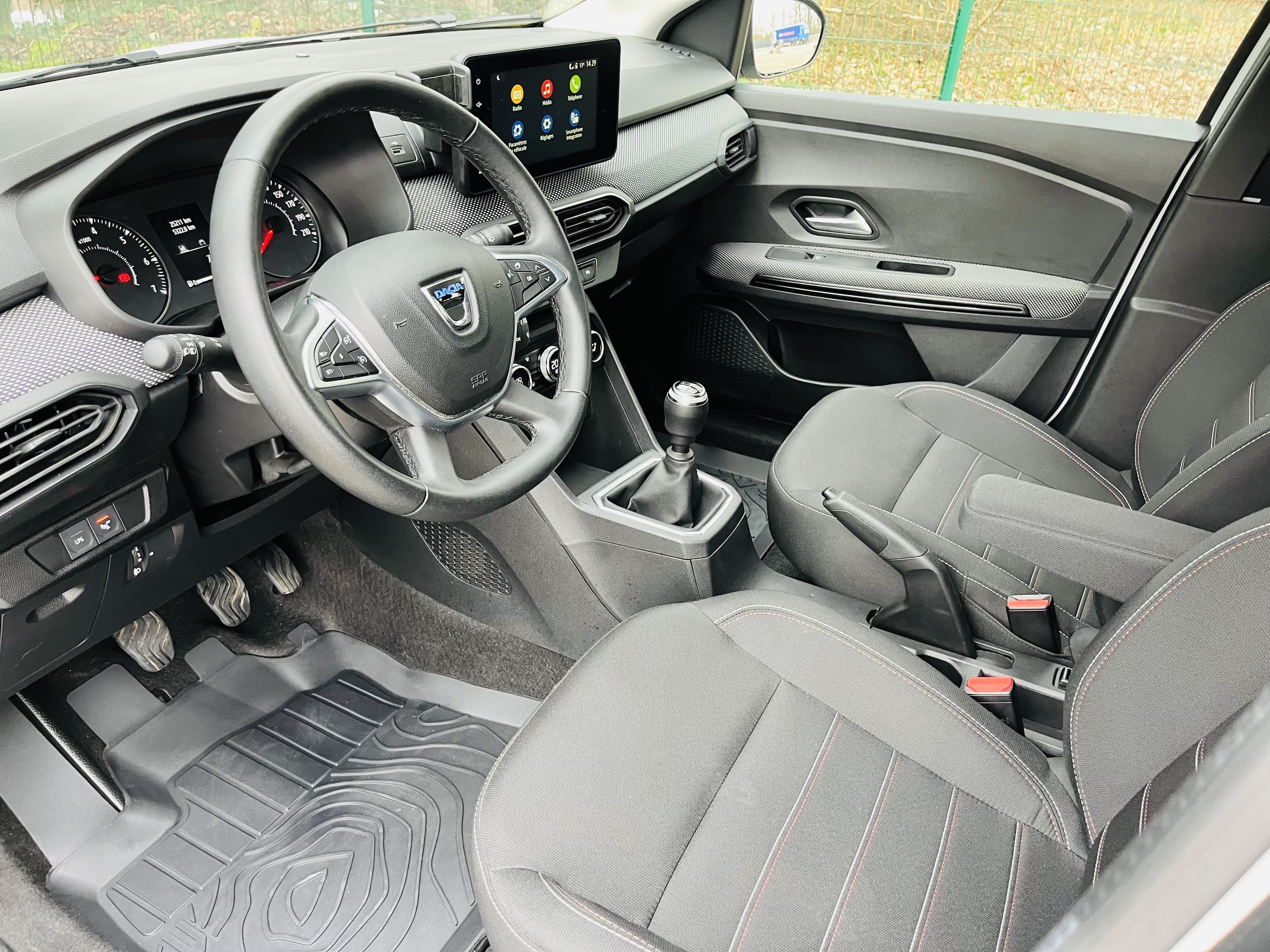 Dacia Jogger à 400m de la Gare avec Chaines