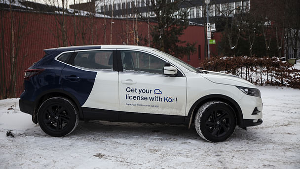 Nissan Qashqai med ekstra pedalsett til øvelseskjøring med Aircondition