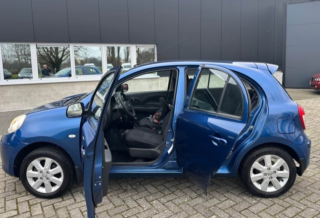 Nissan Micra avec Siège bébé