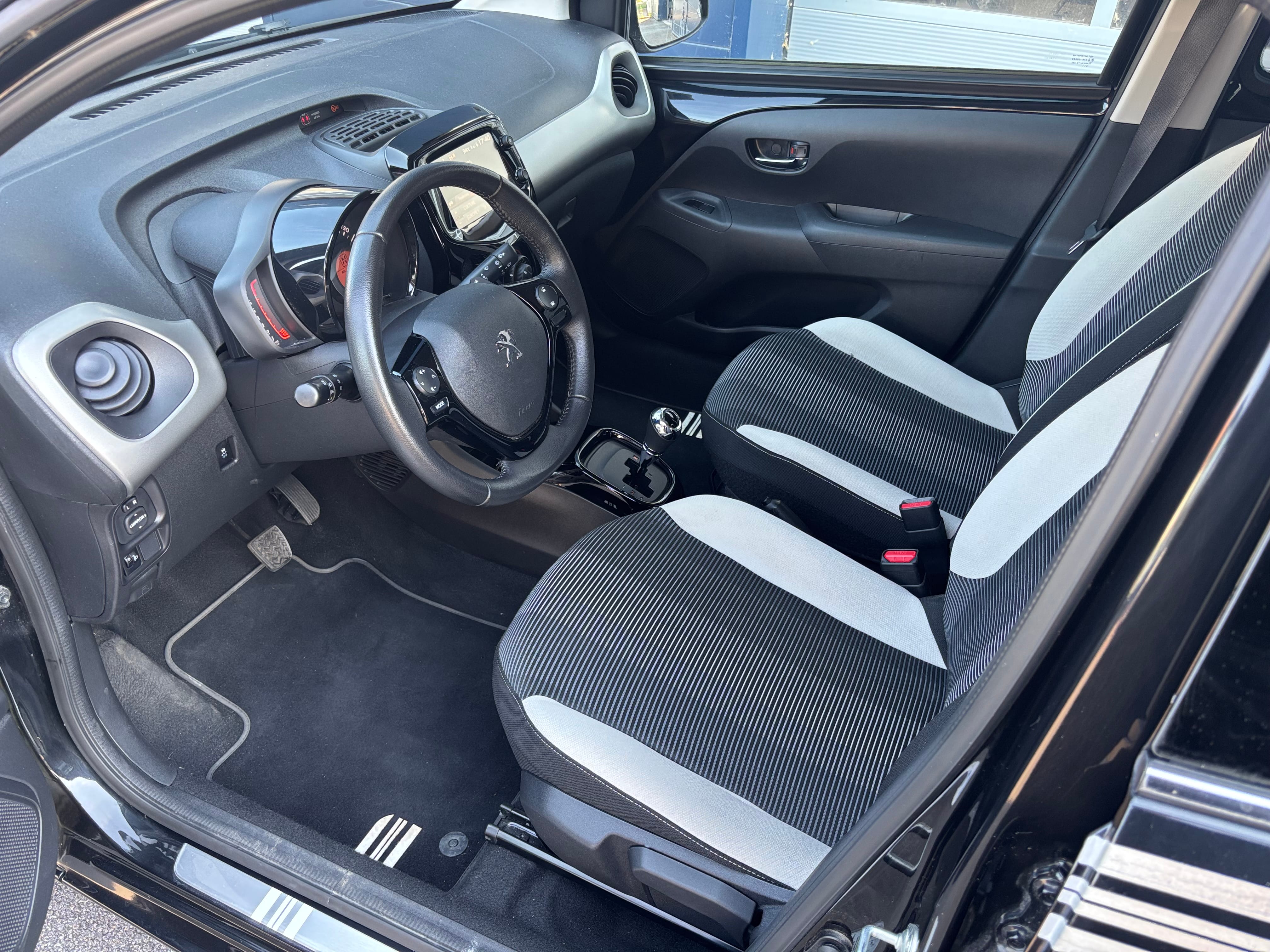 Peugeot 108 1.0 essence boite automatique avec Audio Bluetooth