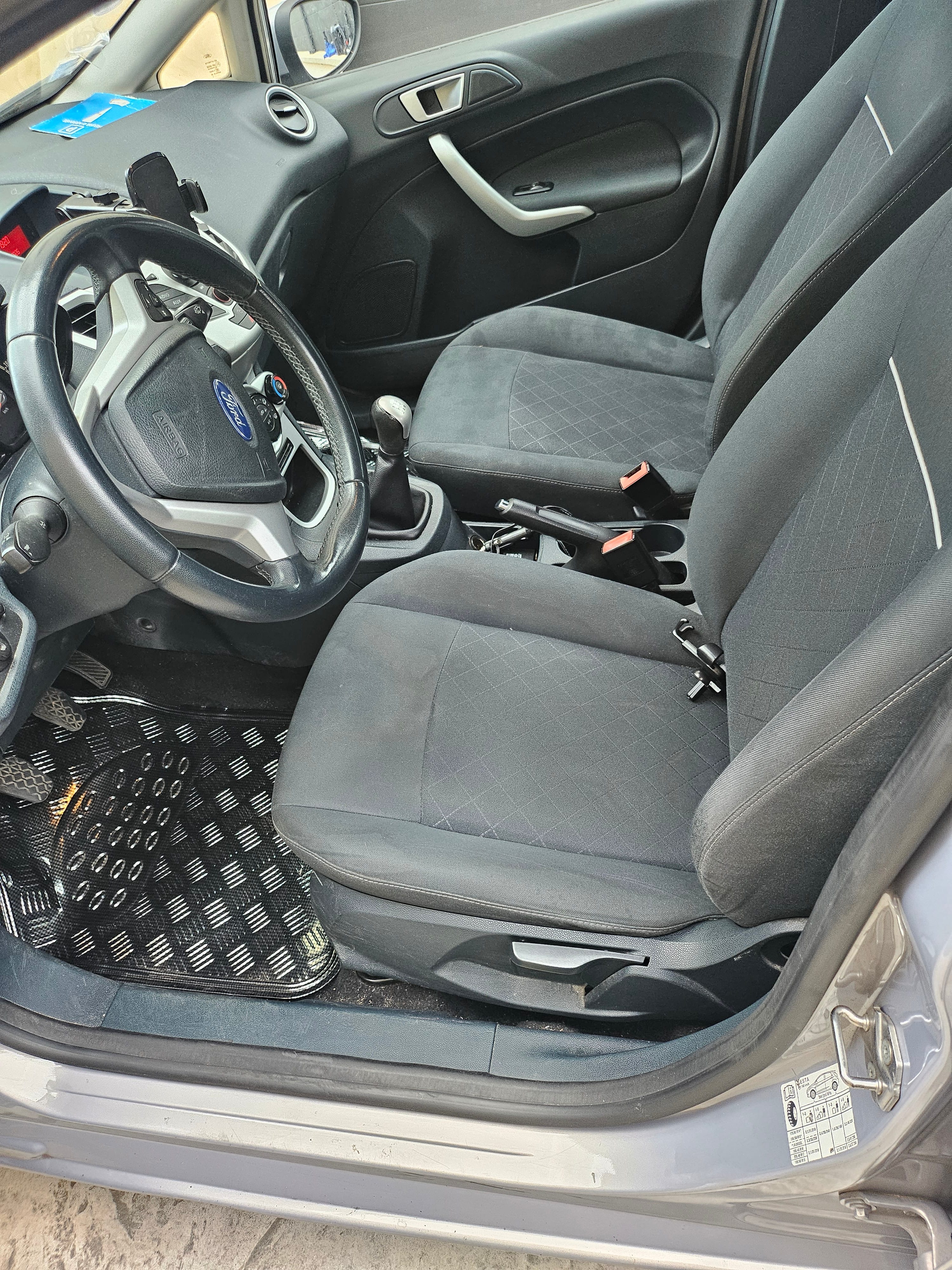 Ford Fiesta avec Autoradio