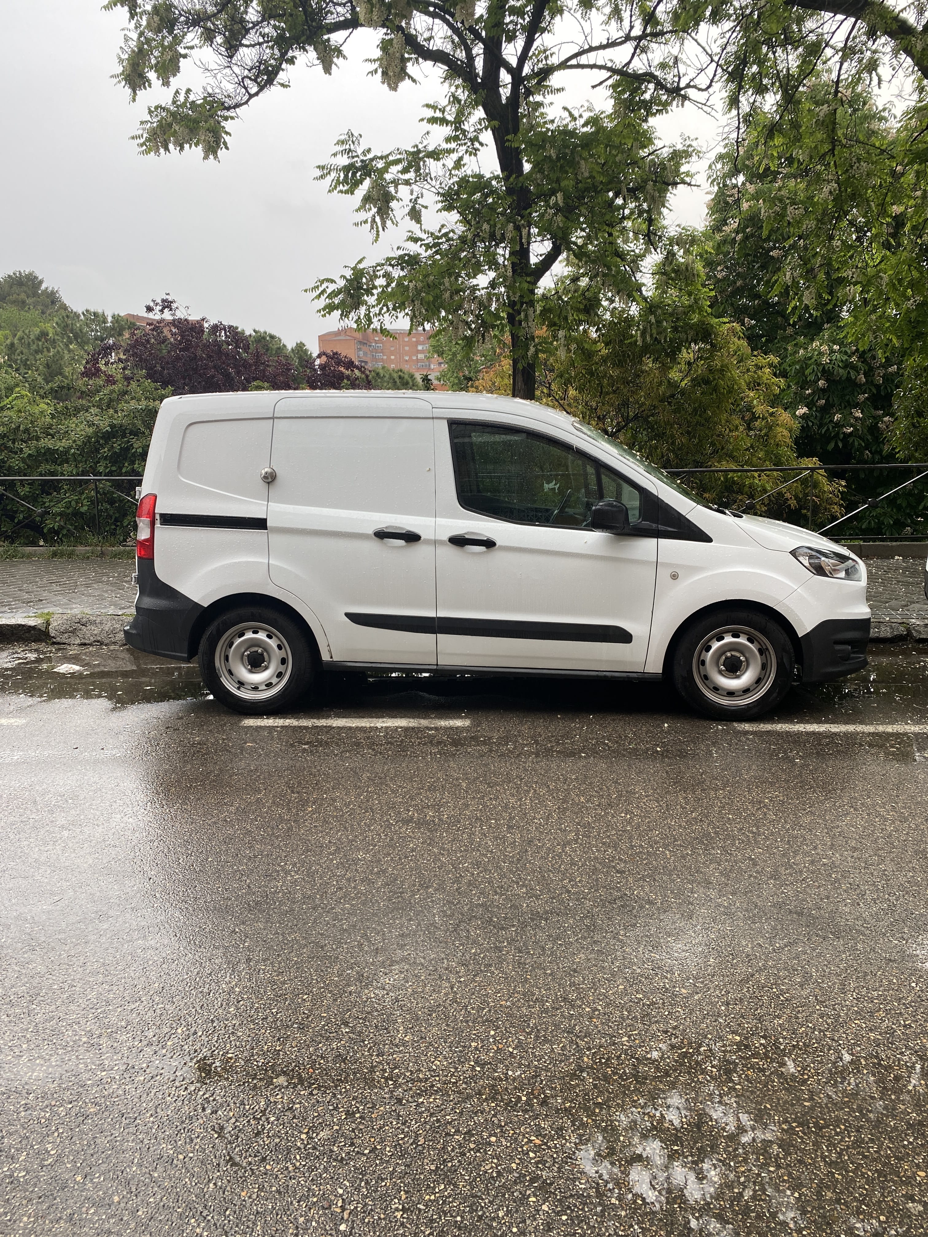 Ford Transit Courier Furgoneta con Aire acondicionado
