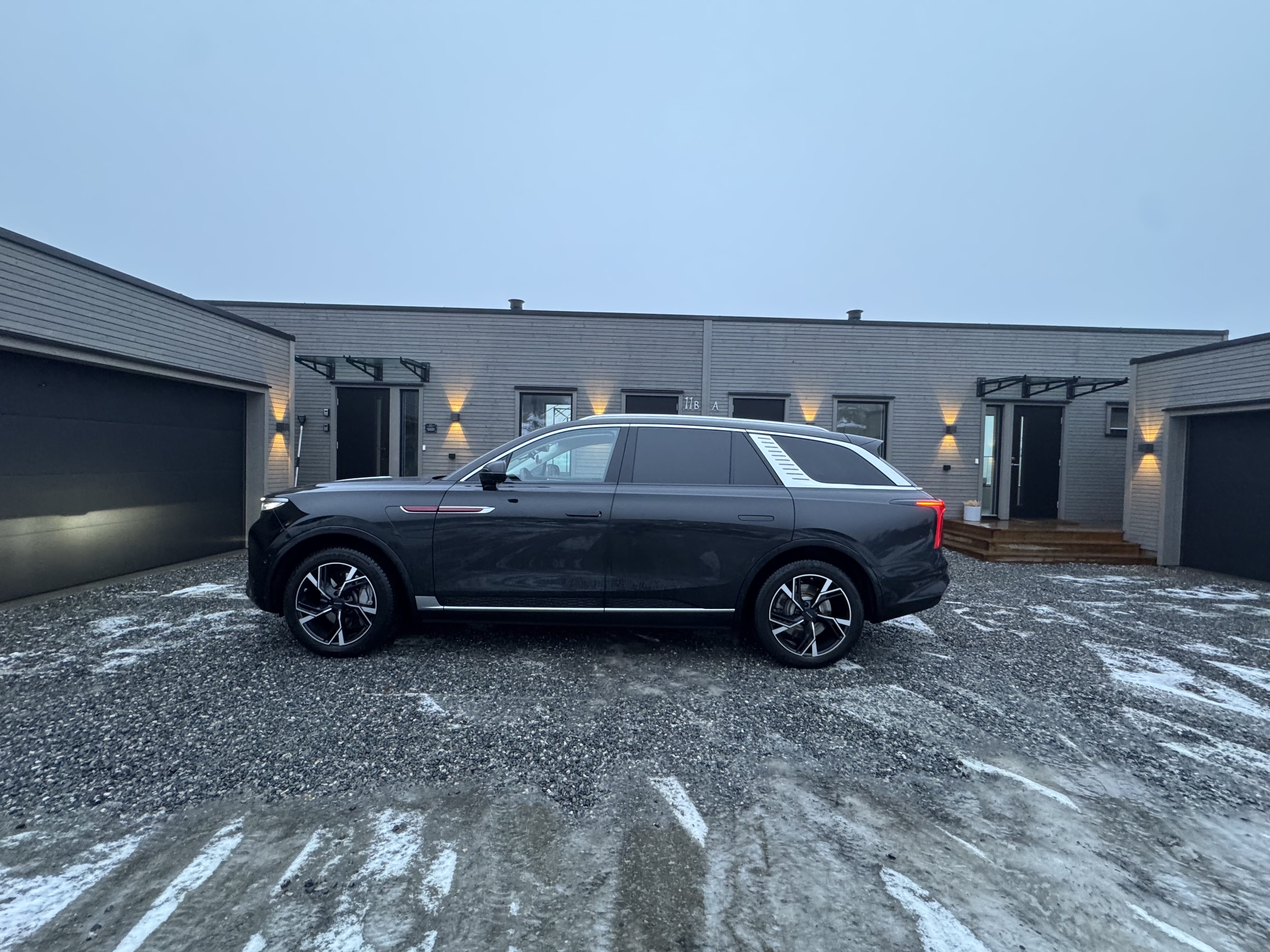Hongqi E-HS9 with Baby seat