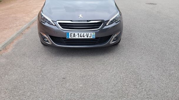 Peugeot 308 1.2l 110cv vignette crit'air 1 avec attelage avec Entrée audio / iPod