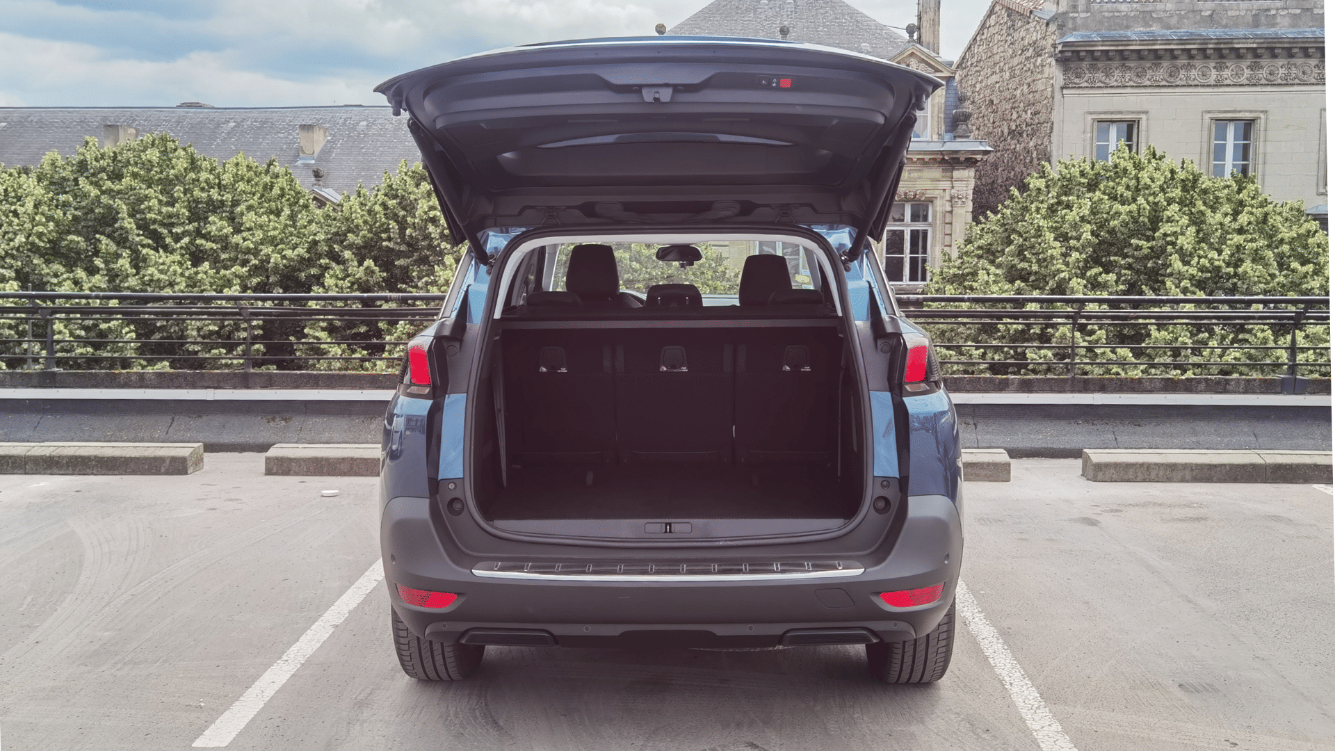 Peugeot 5008 7 Places - Boite Automatique | GPS | GARE ST-JEAN (750m) avec Chaines