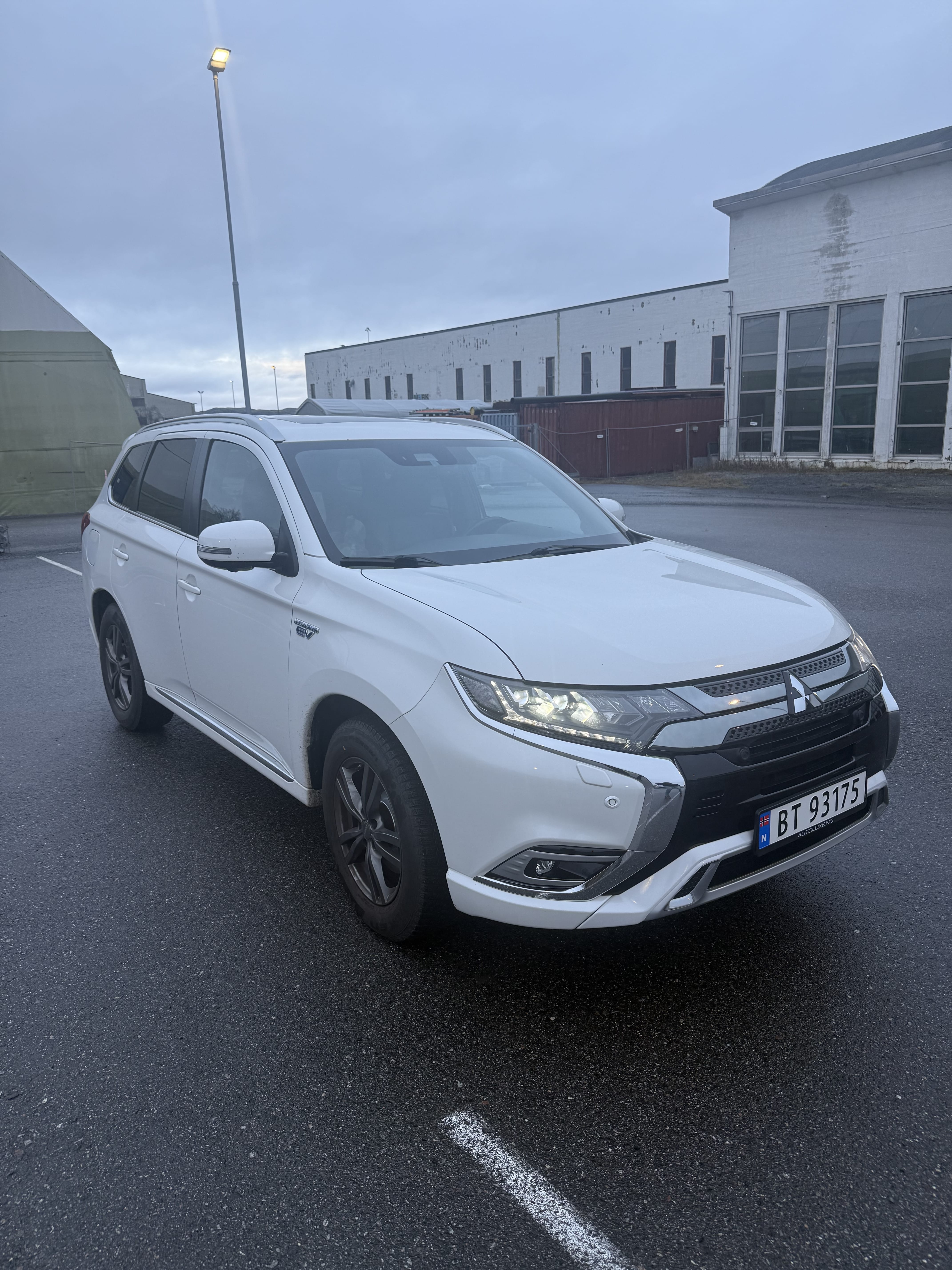 Mitsubishi Outlander 2,4phev med Babysete