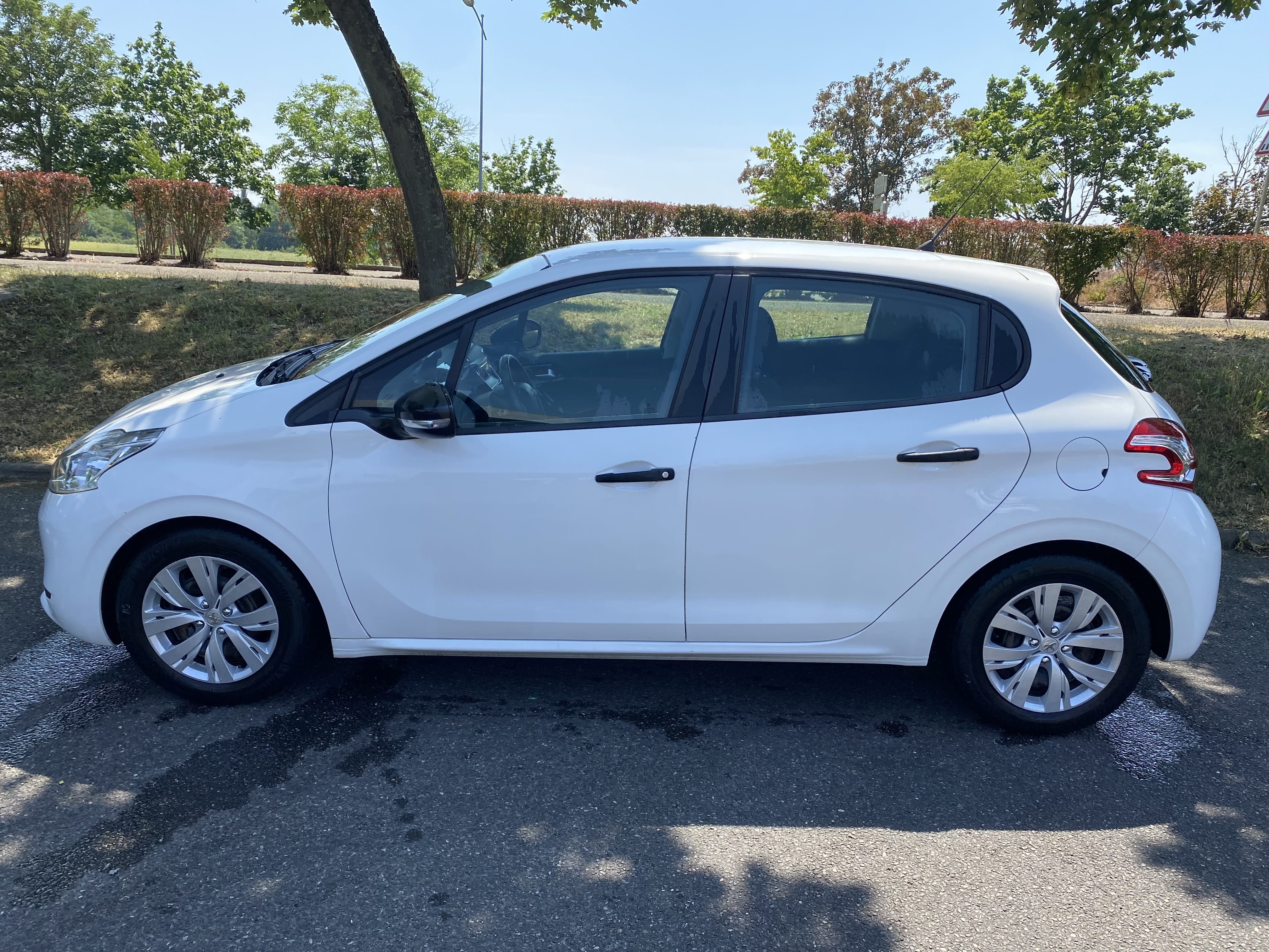 Peugeot 208 1.6 HDi diesel 5 portes avec Climatisation