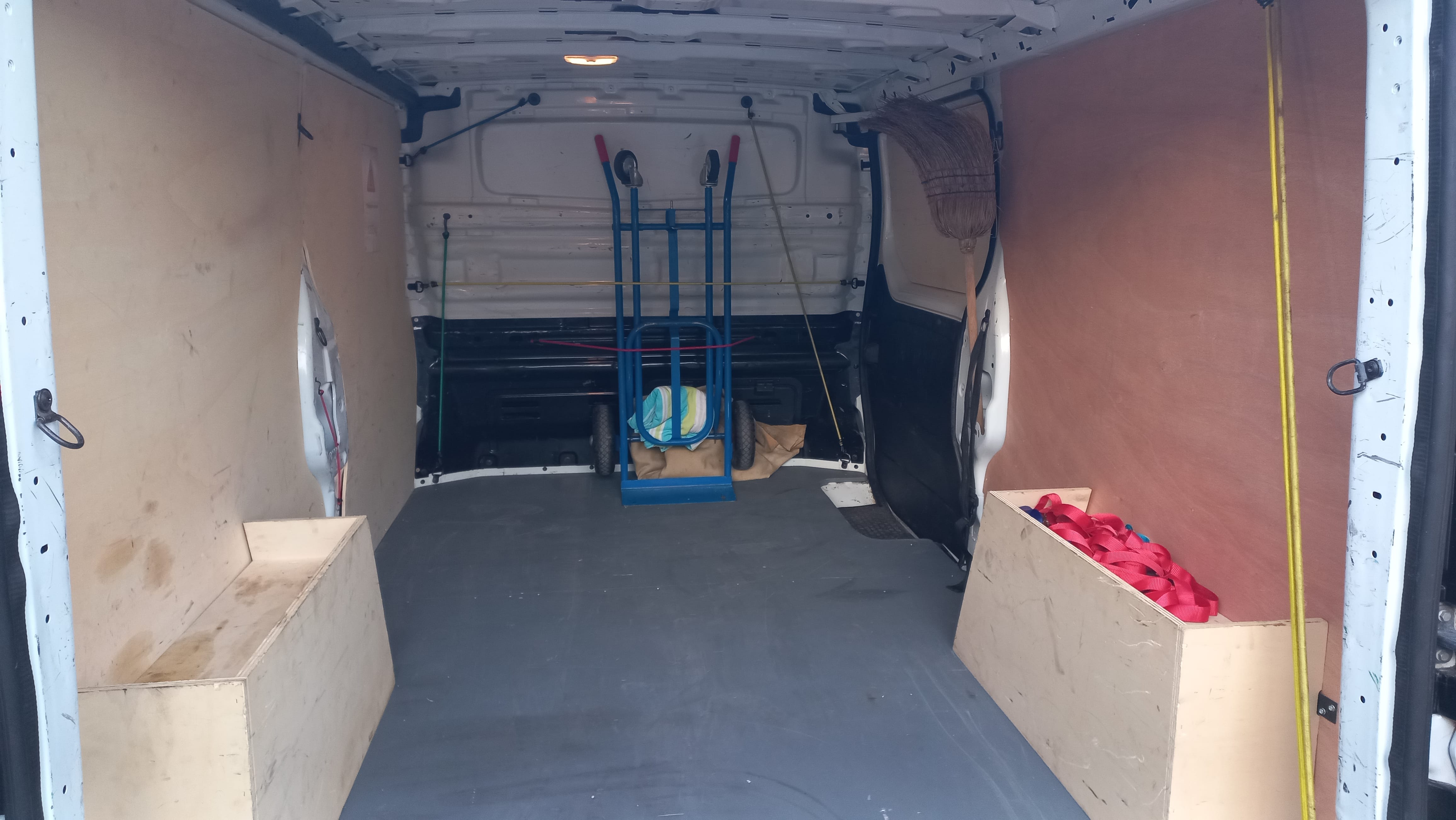 Renault Trafic L2H1 équipé pour déménager avec Attelage