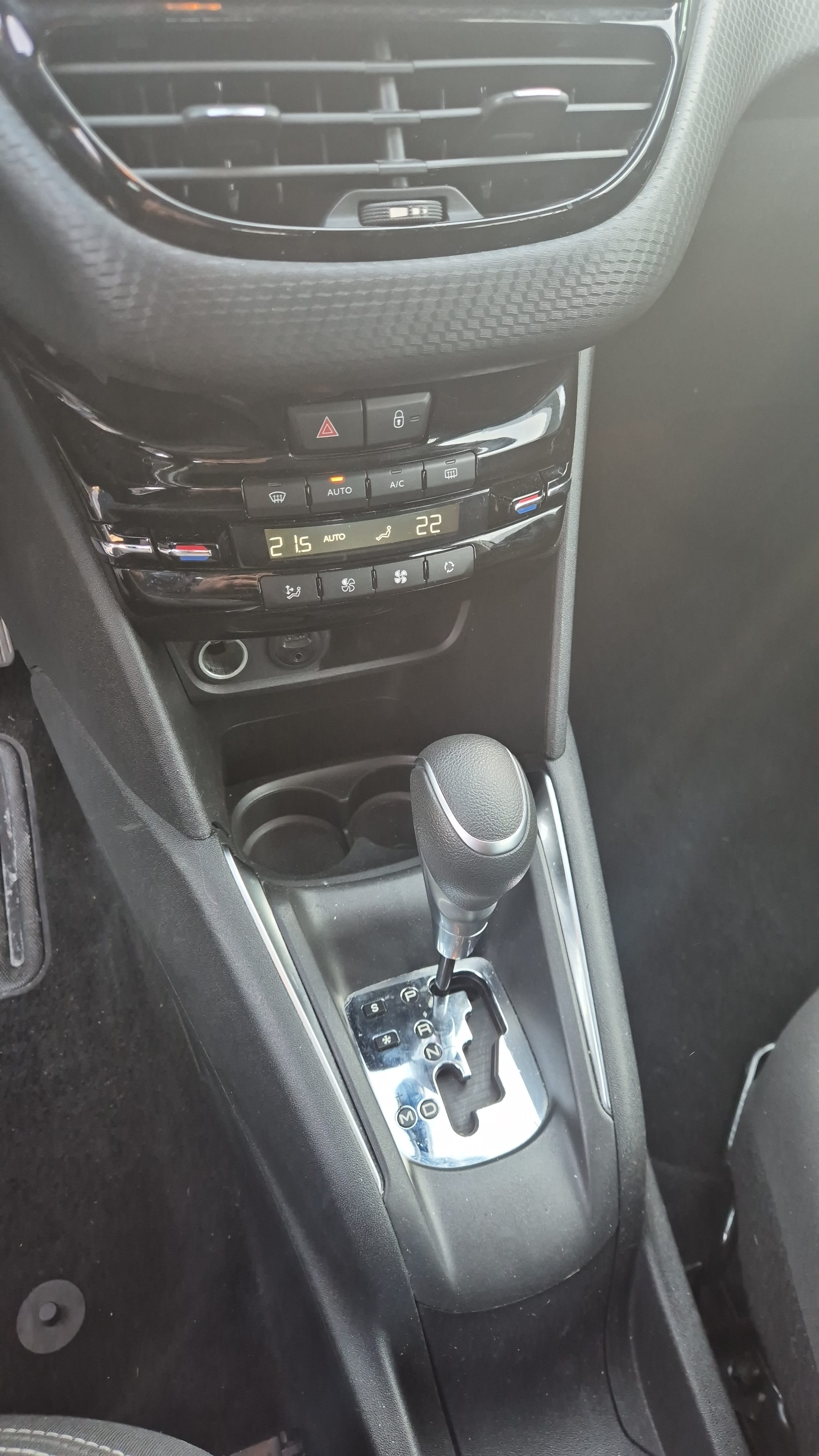 Peugeot 208 avec Entrée audio / iPod
