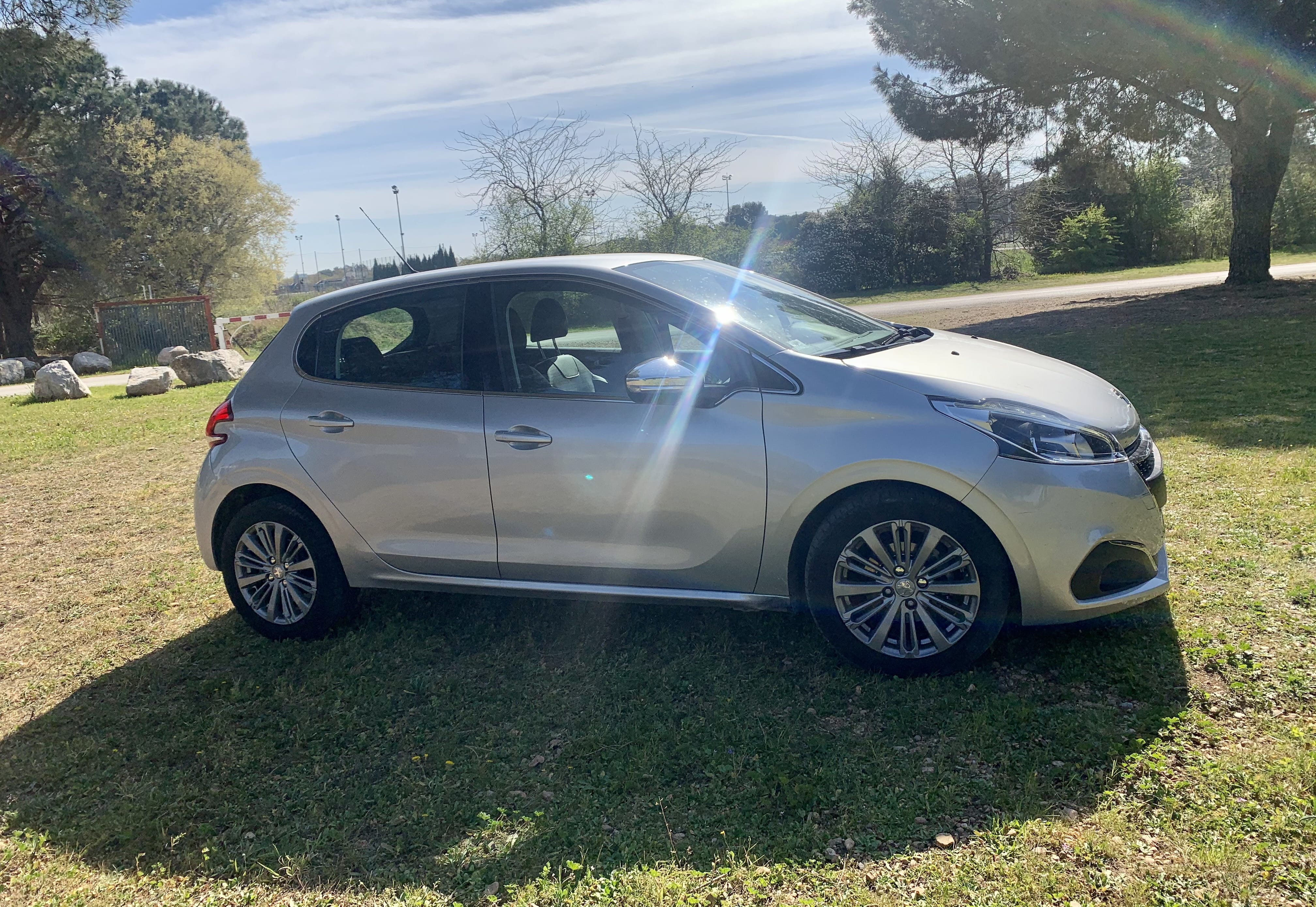 Peugeot 208 1.2 L  110 chevaux avec Régulateur de vitesse