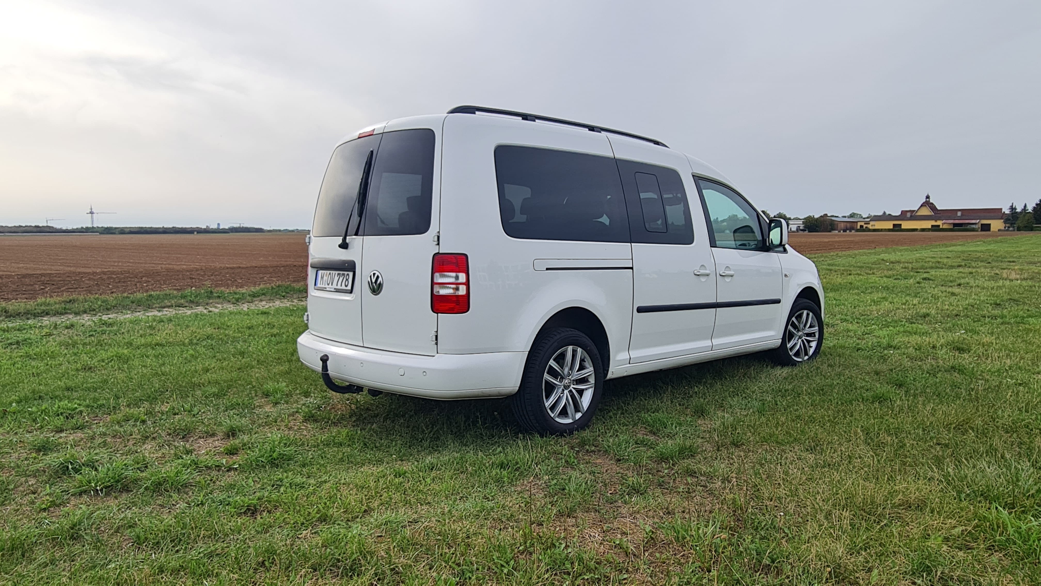 Volkswagen Caddy 170 PS mit Dachbox