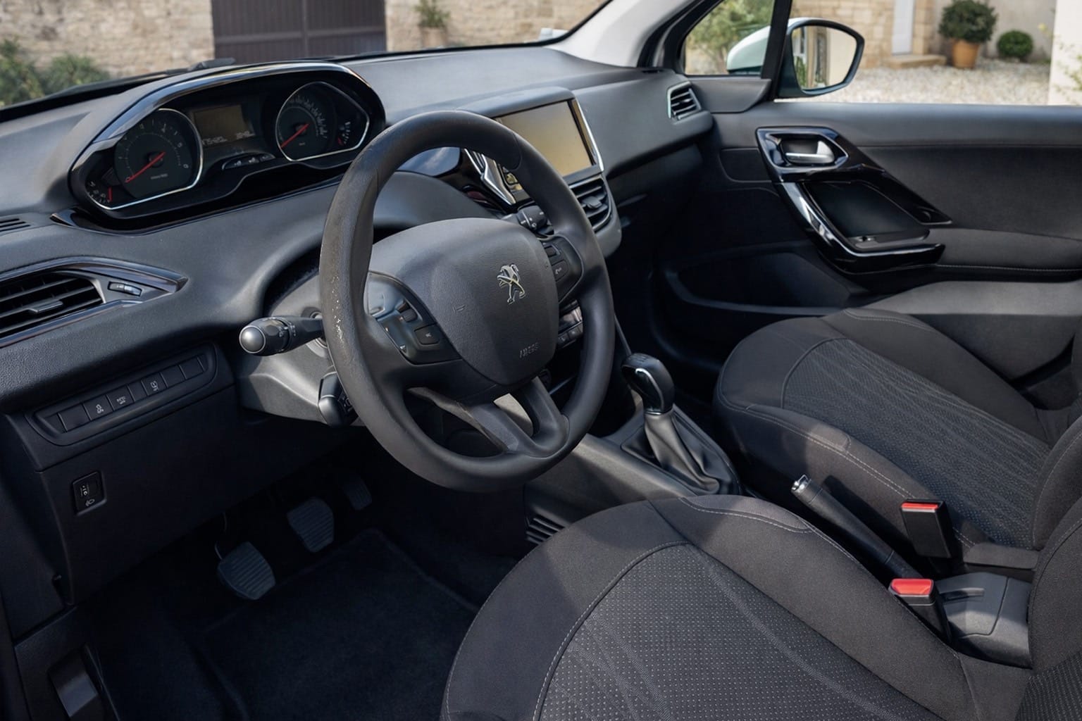 Peugeot 208 Société 1,6 HDI diesel 92 2 places Clim cache  baggages avec Audio Bluetooth