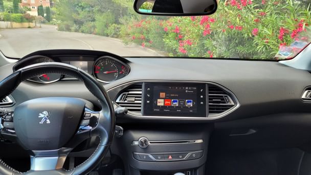 Peugeot 308 Juste en face de l'entrée départ l’aéroport de Montpellier avec GPS