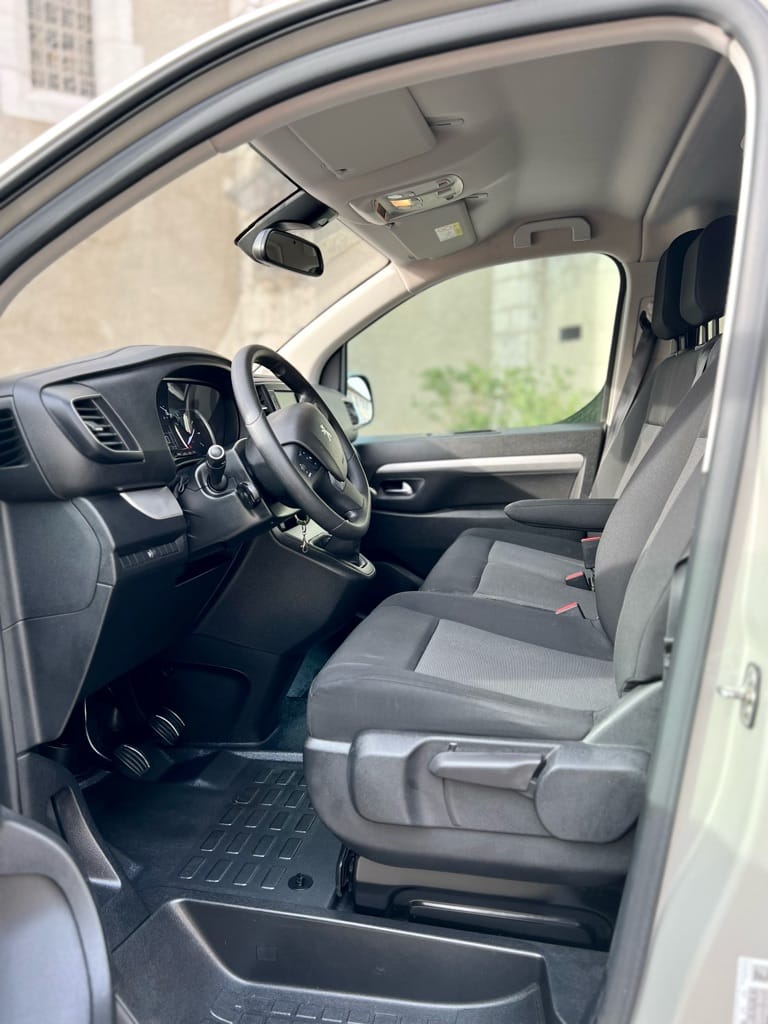 Peugeot Traveller Business avec GPS