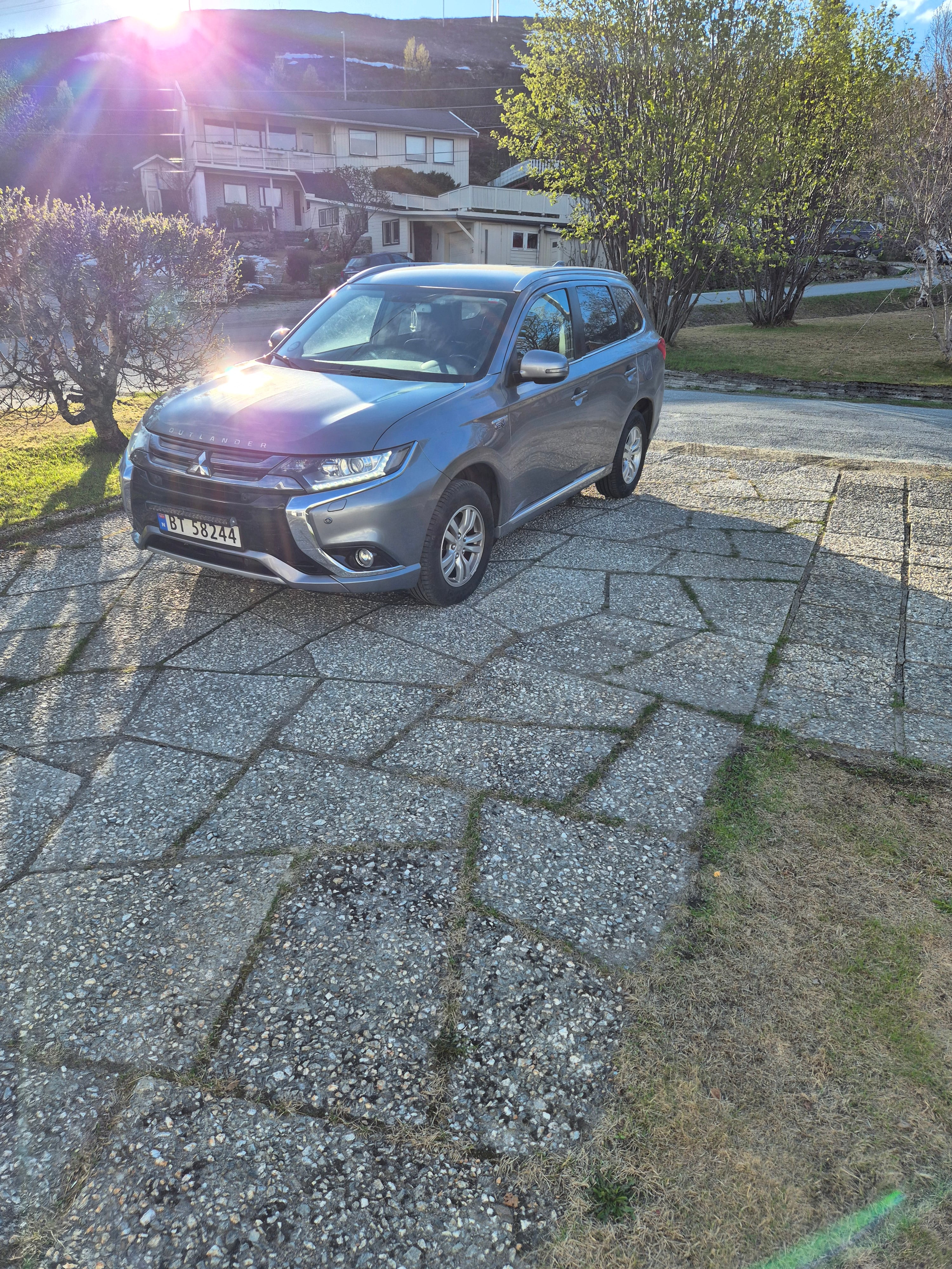 Mitsubishi Outlander Hybrid med Tilhengerfeste