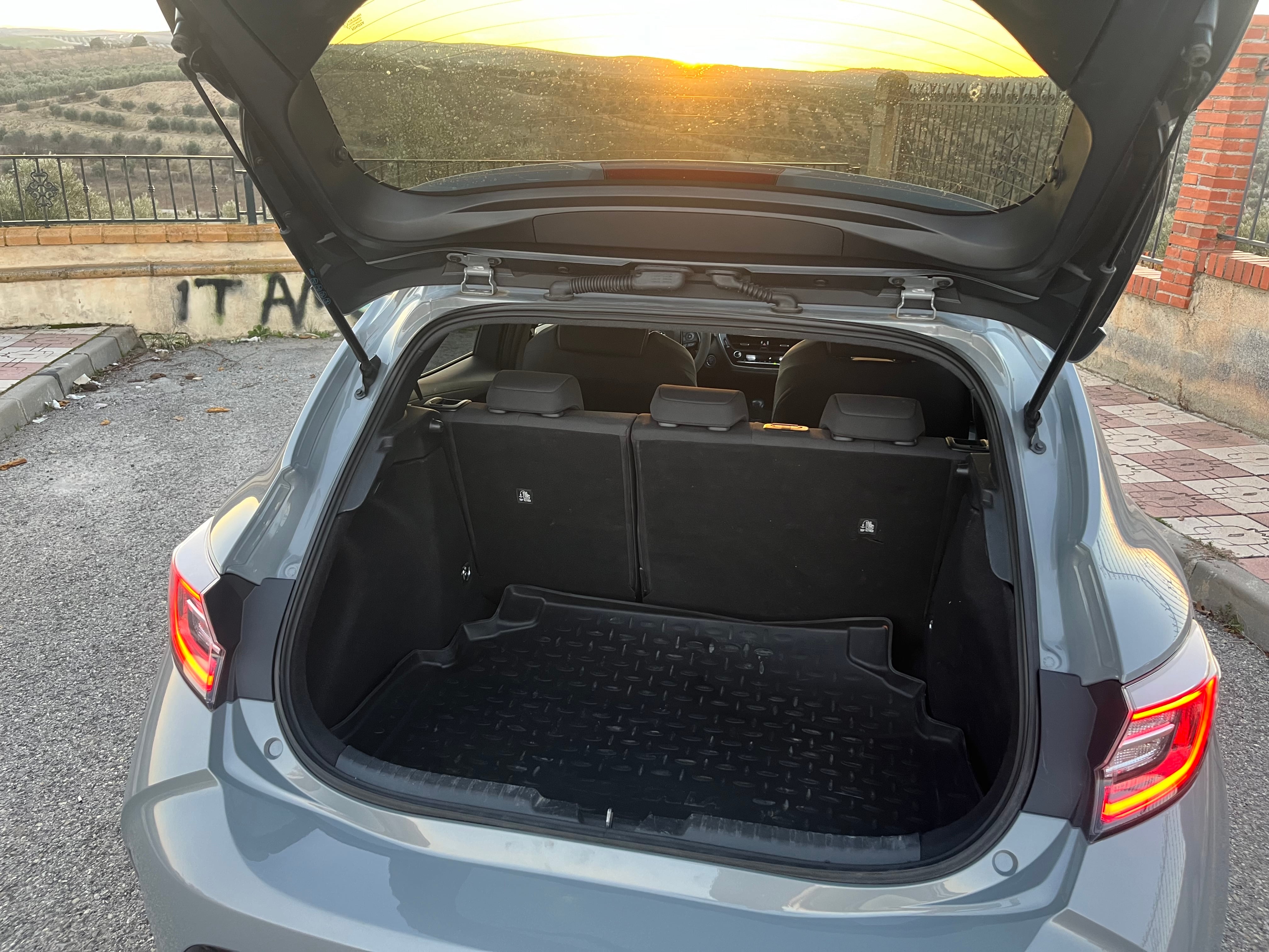 Toyota Corolla Híbrido mit Kindersitz