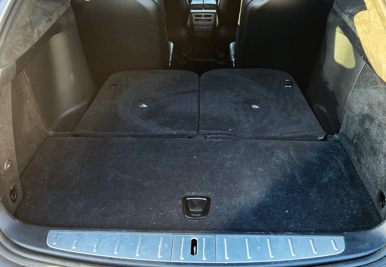 Tesla Model X Gratis lading med Bluetooth audio