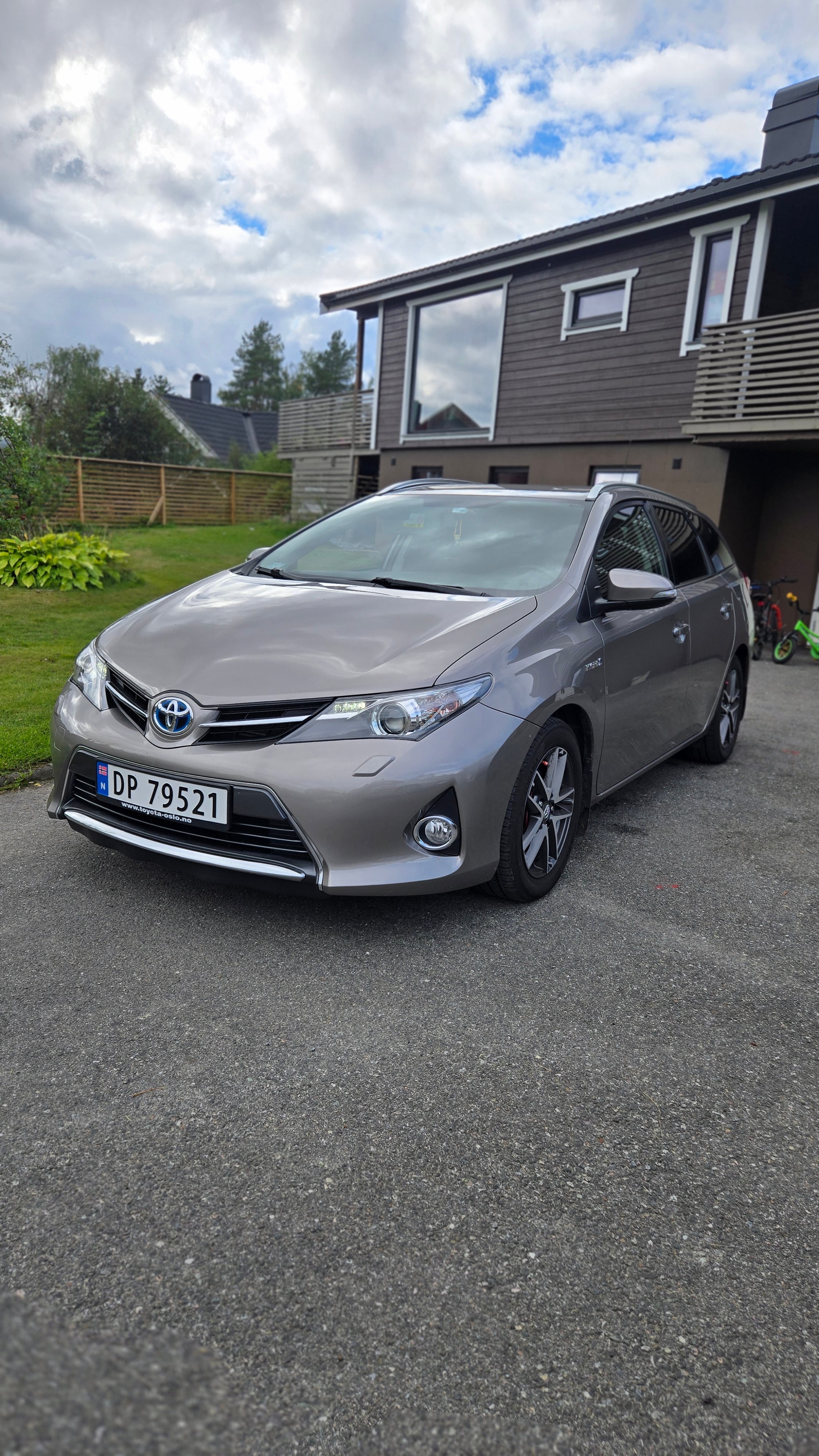 Toyota Auris Stasjonsvogn 1,8 stasjonsvogn, Bensin/Hybrid, Automat, inkl beboerkort parkering, 2015, Blyfri 95 / Elektrisk (hybrid), automatisk