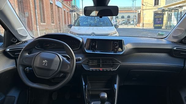 Peugeot 208 5 places -  GARE MONTAUBAN avec Audio Bluetooth