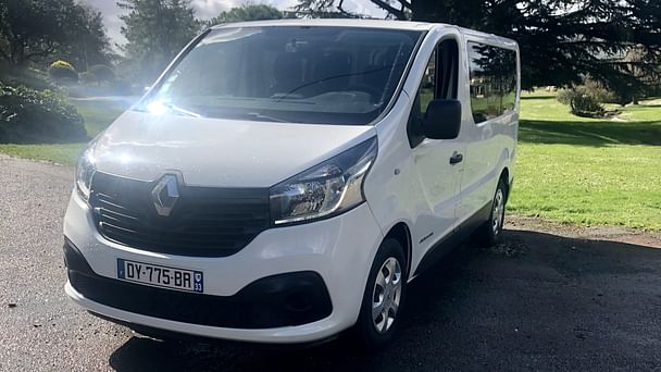 Renault Trafic Passenger Louez le Renault Trafic 9 places – Espace, Confort et Économie - Tous Vos Déplacements