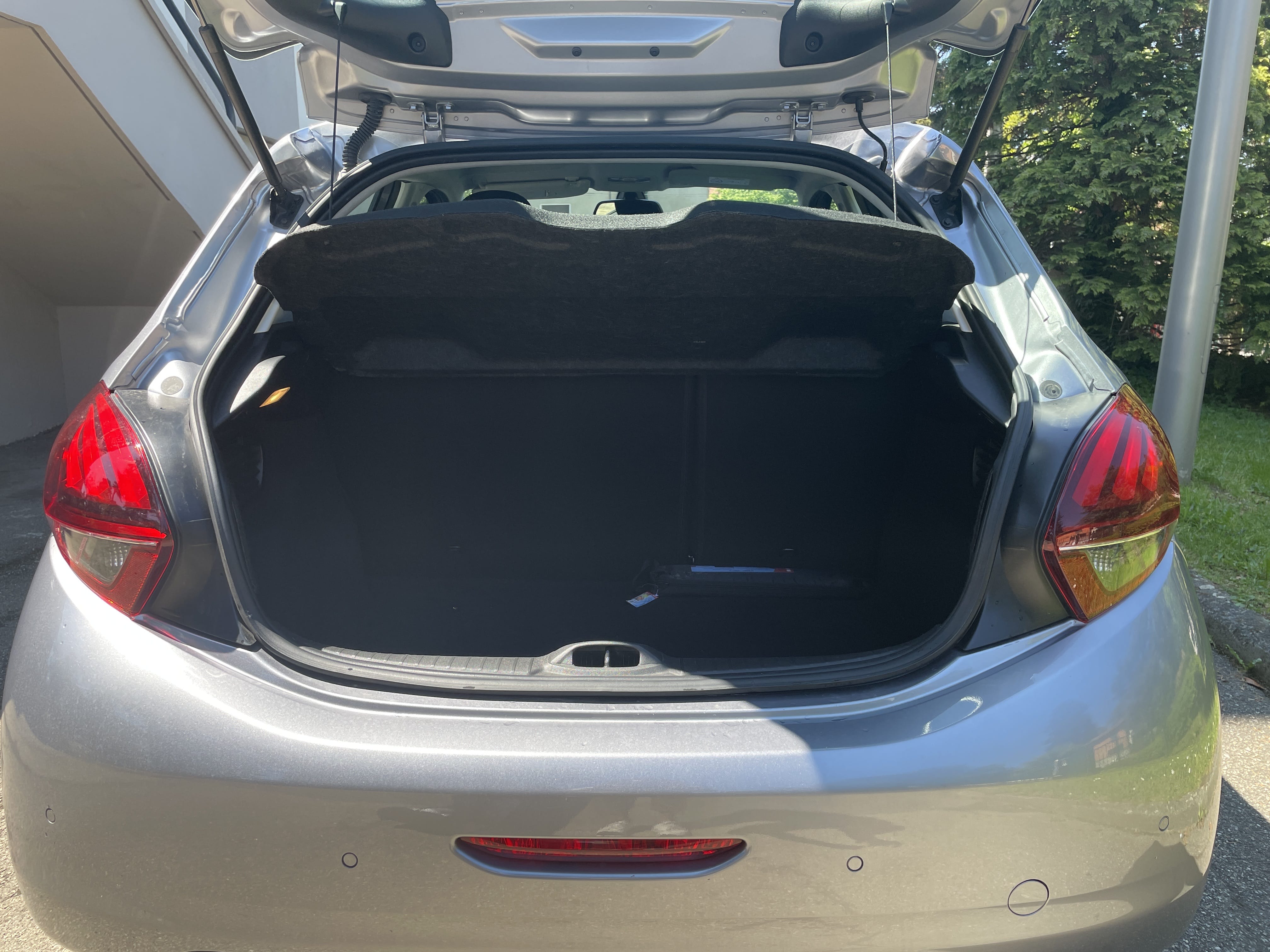 Peugeot 208 FC981XL avec Entrée audio / iPod