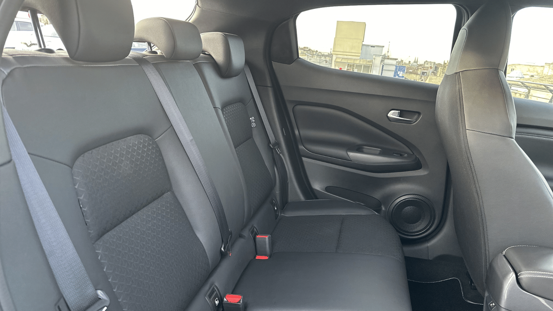 Nissan Juke N-Connecta Gris ARGILE | AUTO | Hybride 4.5L | GARE ST-JEAN (750m) avec Chaines