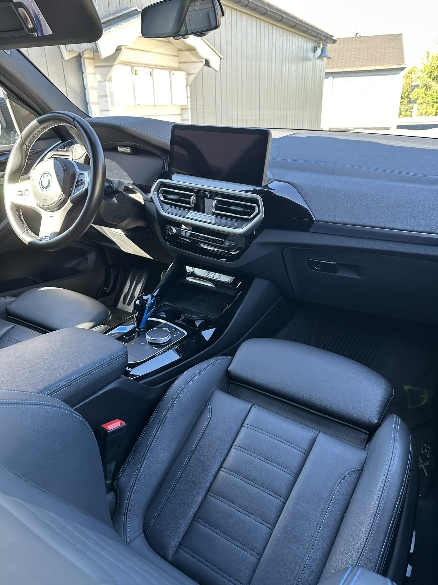 BMW ix3 M Sport med Lydinngang