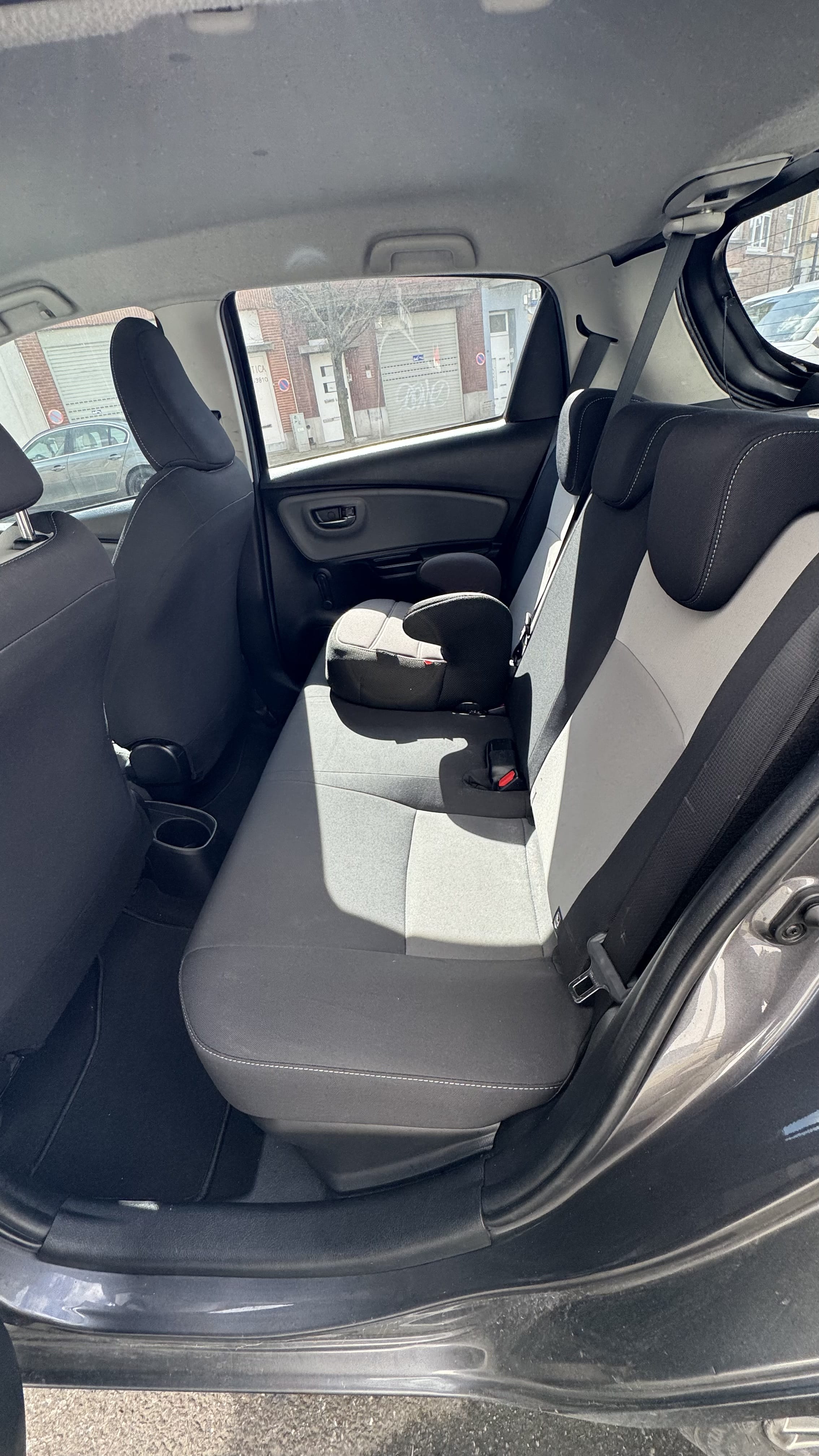 Toyota Yaris Hybride très économique en essence. Carte riverain evere avec Apple CarPlay