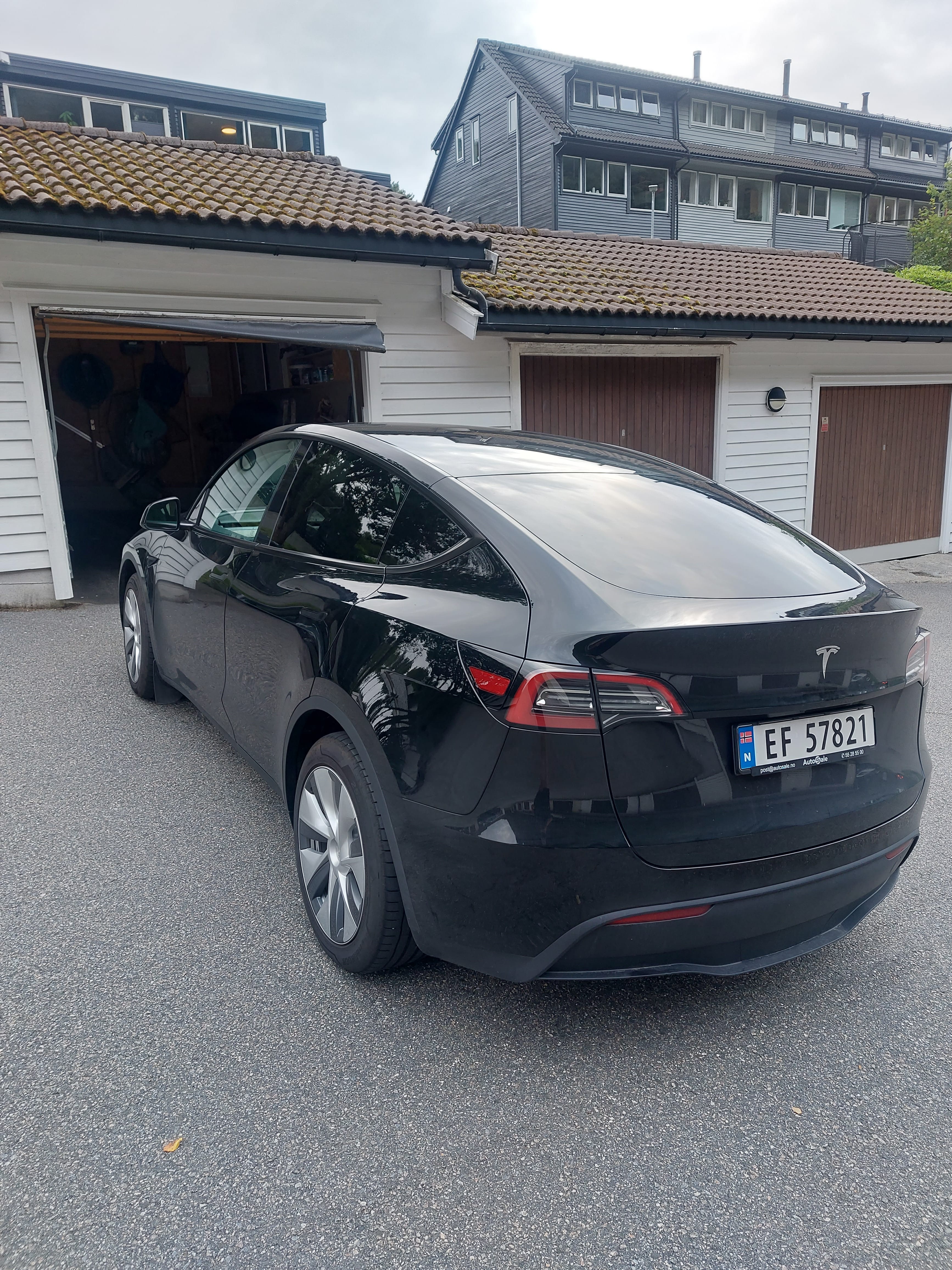Tesla Model Y med GPS