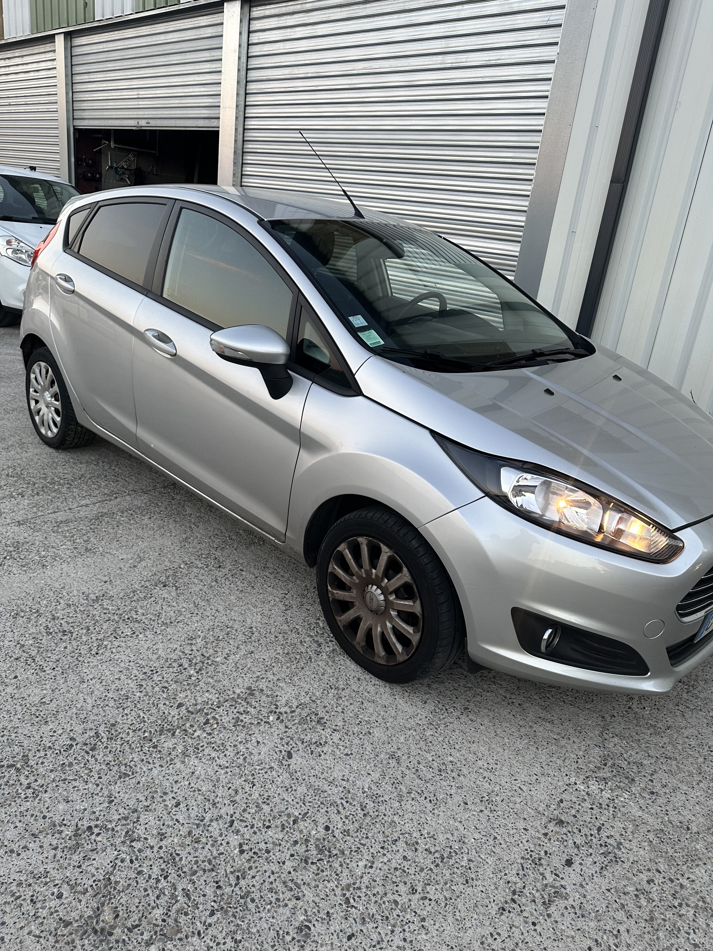 Ford Fiesta Business (CY-416-DV) avec Climatisation