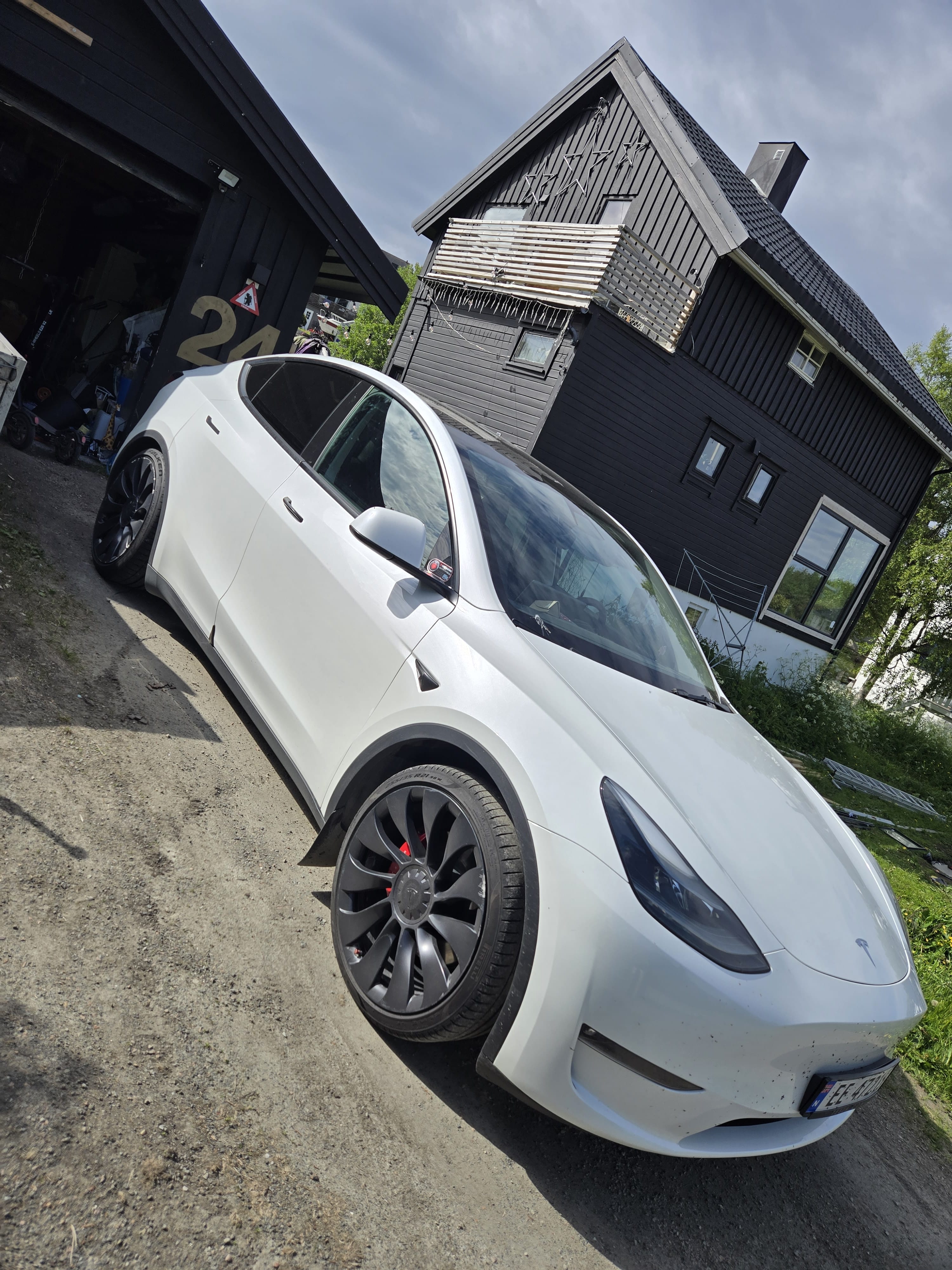 Tesla Model Y Performance med Aircondition