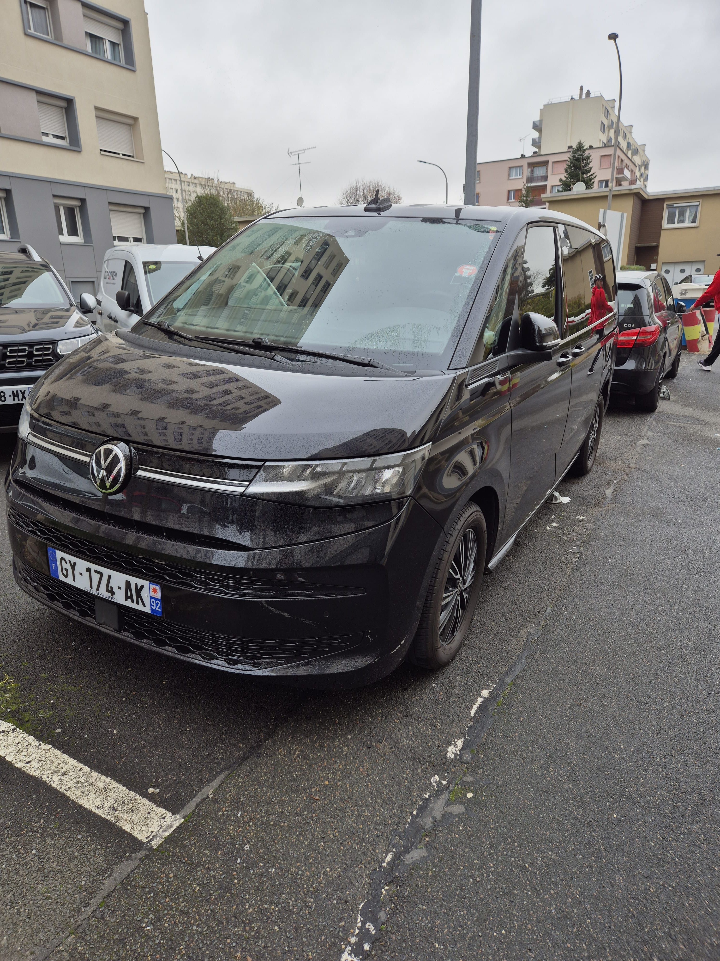 Volkswagen Multivan, 2024, Essence 95 / Électrique (hybride), automatique, 7 places