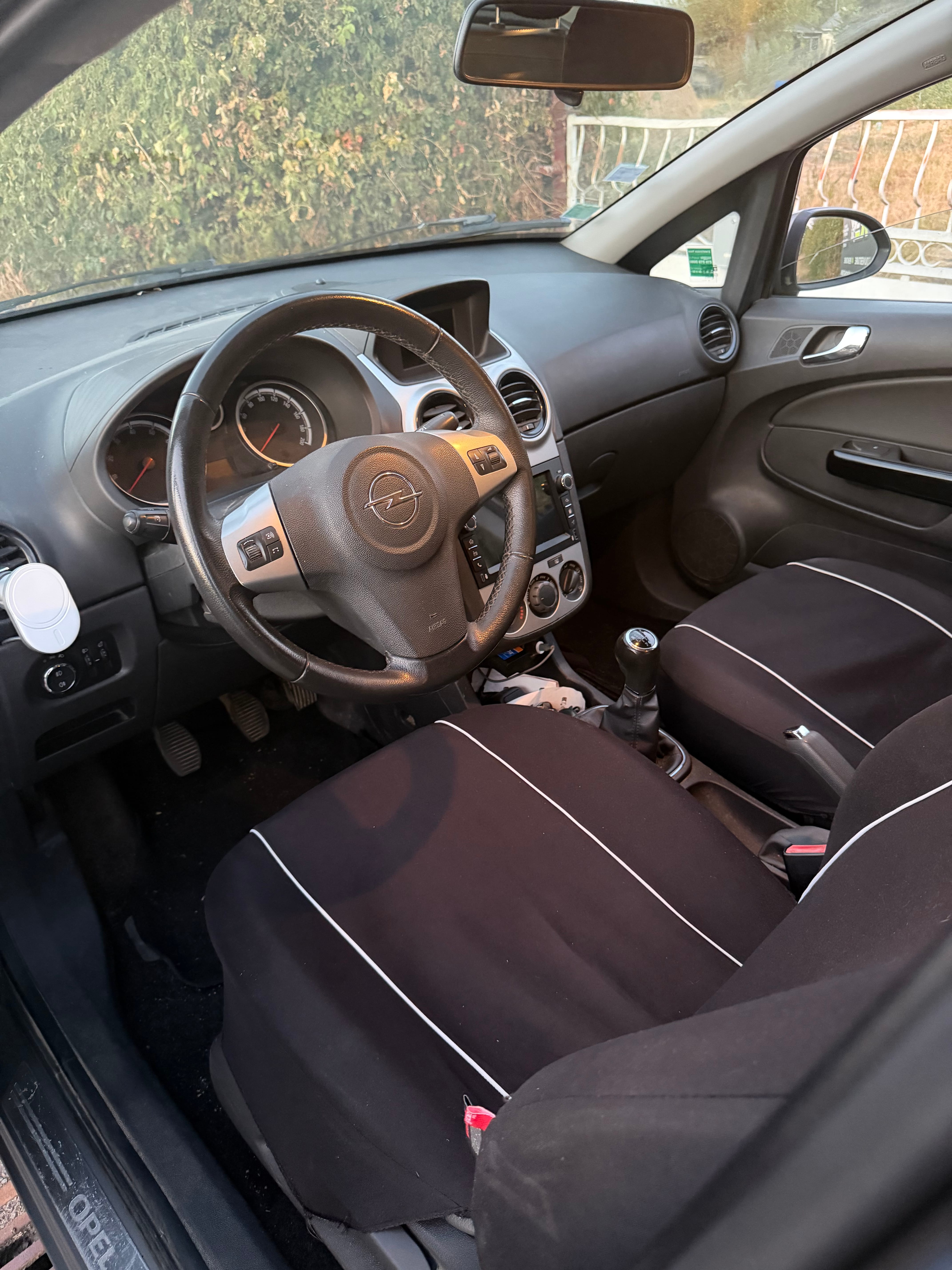 Opel Corsa 1.2 avec GPS