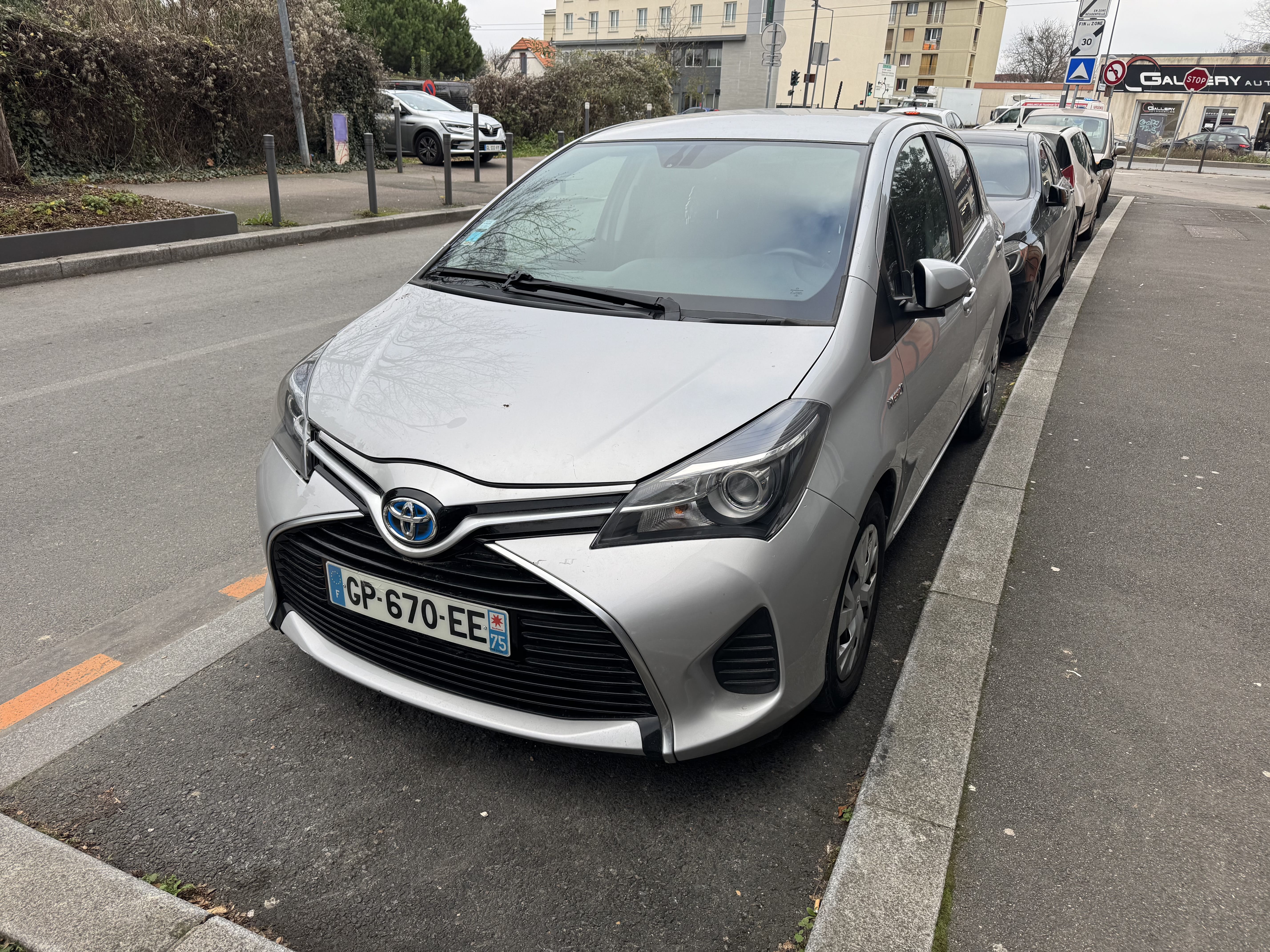 Toyota Yaris Hybride, 2015, Essence 95 / Électrique (hybride), automatique