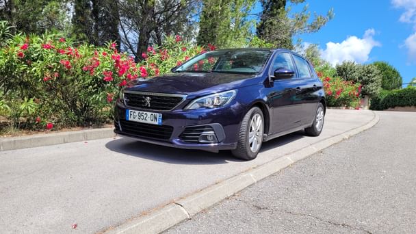 Peugeot 308 Juste en face de l'entrée départ l’aéroport de Montpellier, 2019, Diesel
