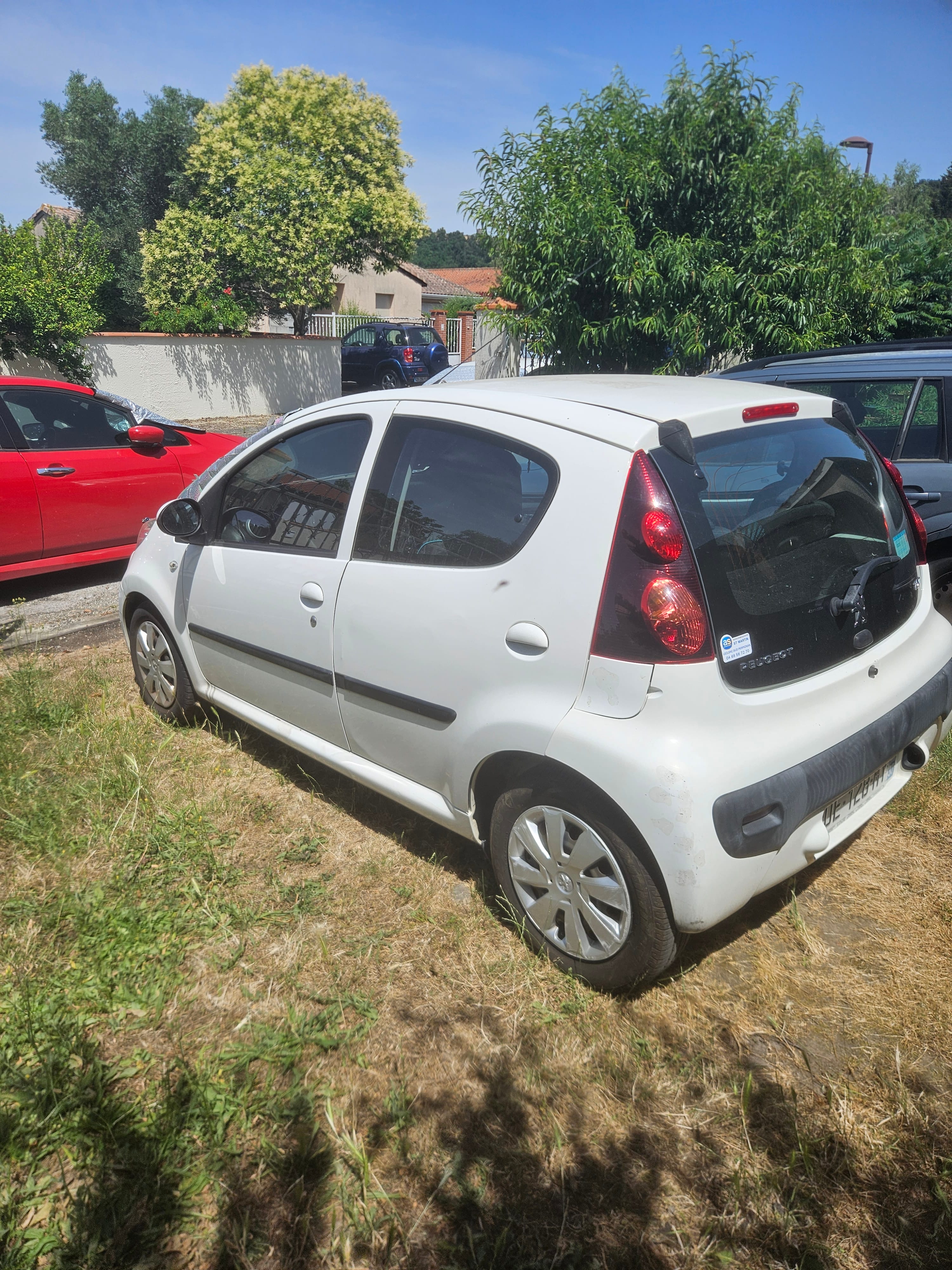 Peugeot 107 blanche avec clim met Autoradio