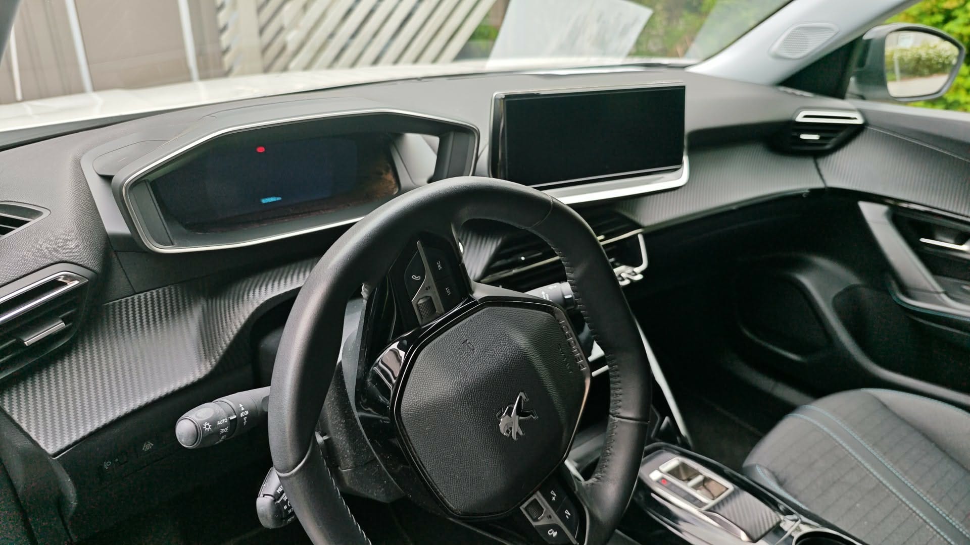 Peugeot e-2008 med GPS