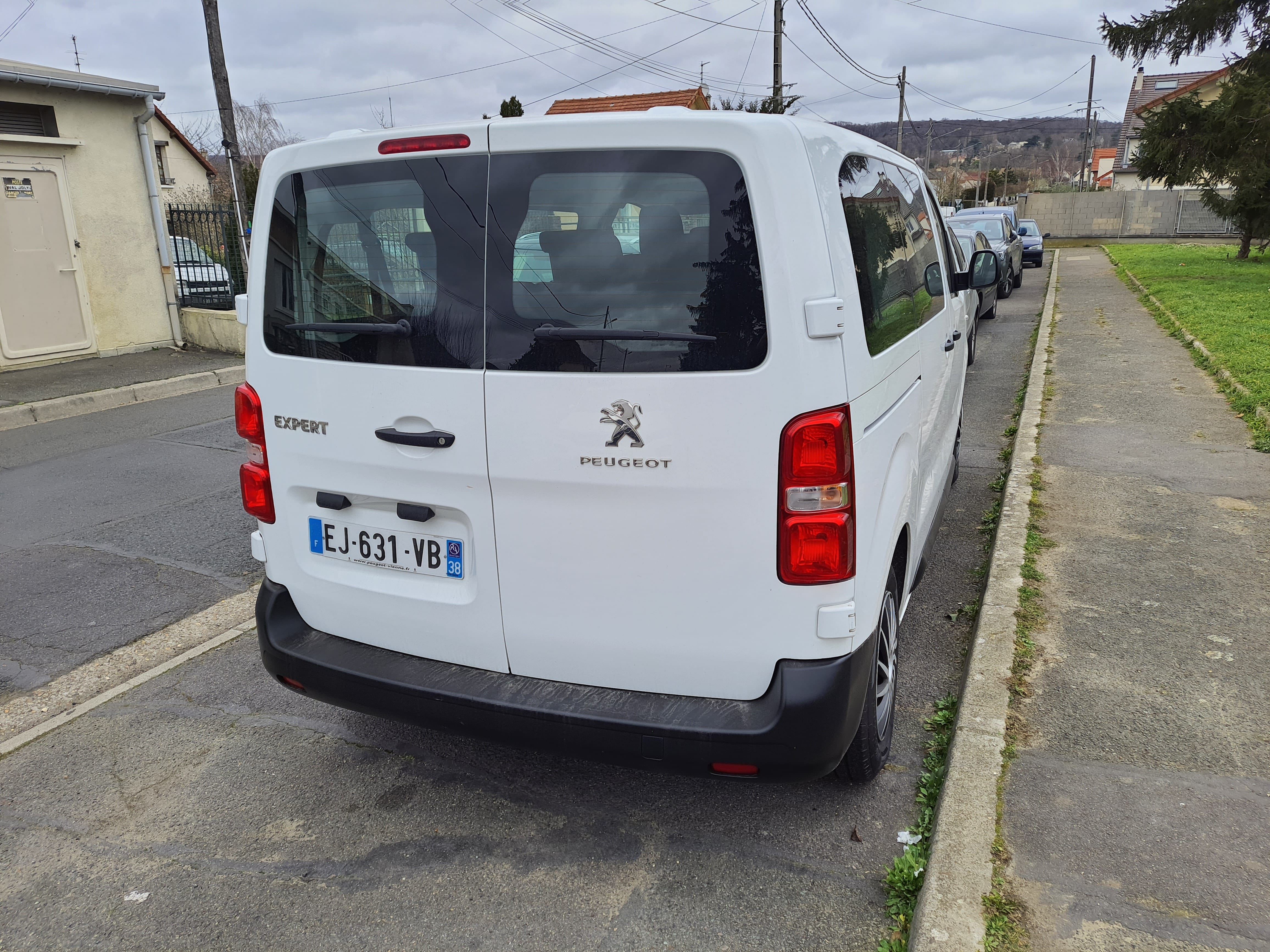 Peugeot Traveller 9 places Clim. avec Audio Bluetooth