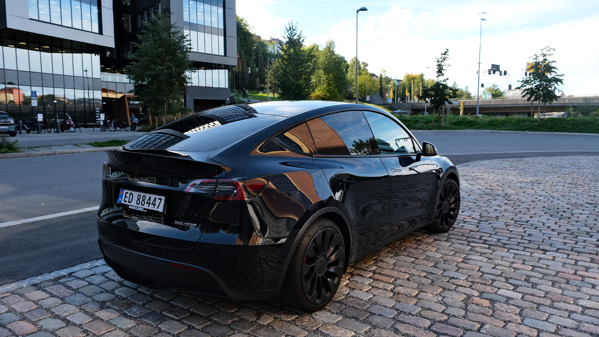 Tesla Model Y Performance med GPS