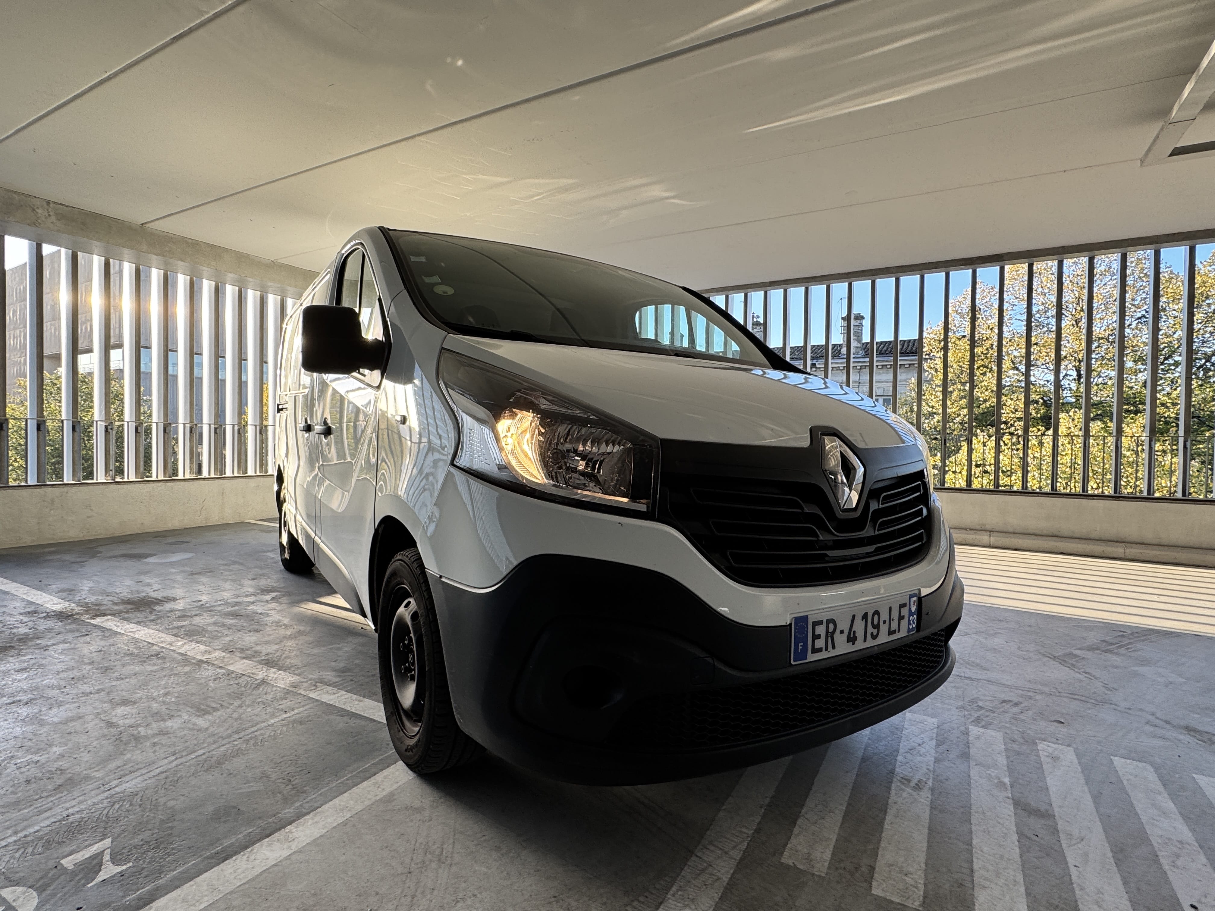 Renault Trafic  à louer Quartier Saint Jean  – Idéal pour vos déménagements et transports volumineux ! avec Entrée audio / iPod