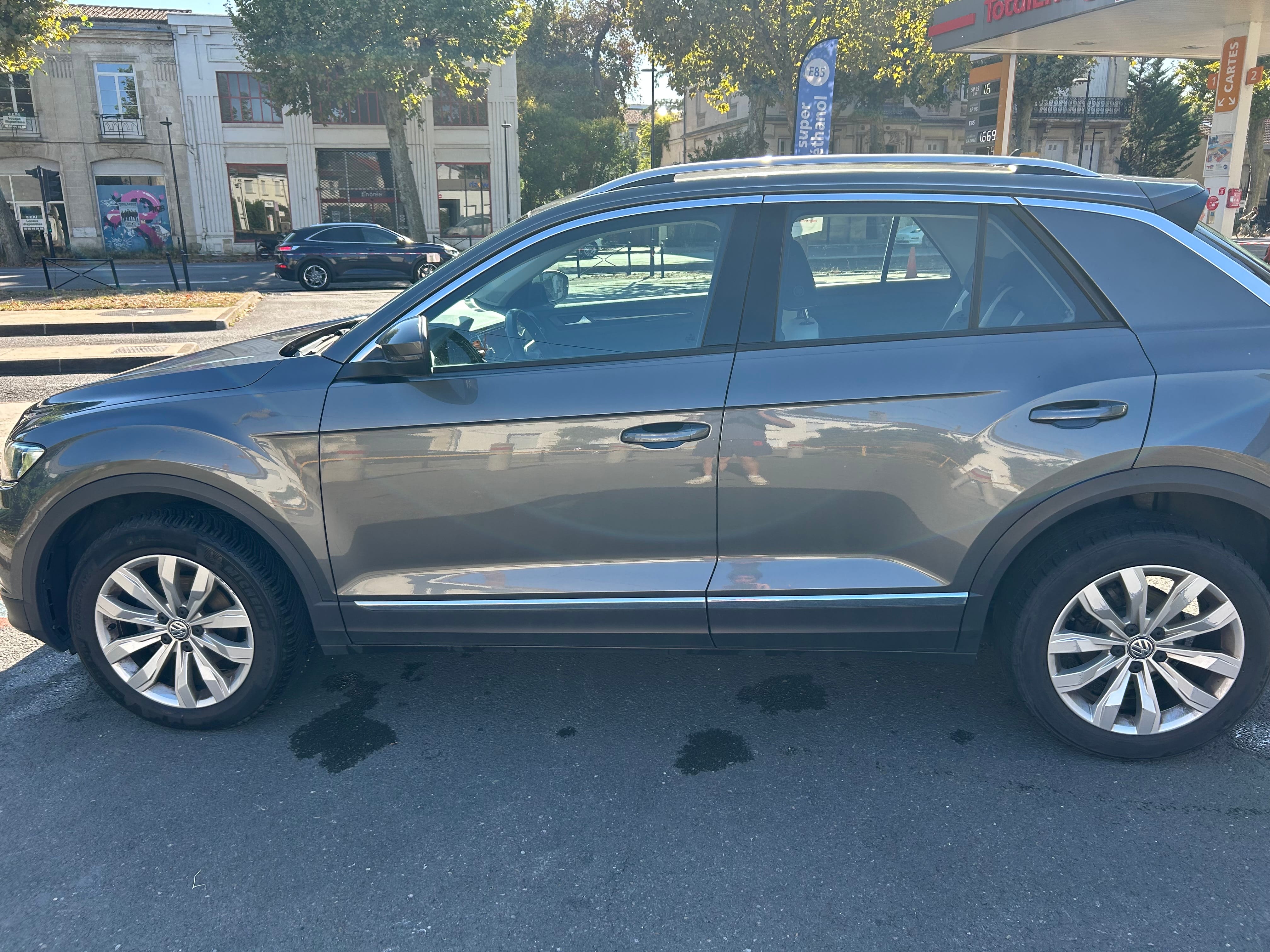Volkswagen T-Roc with Air conditioning
