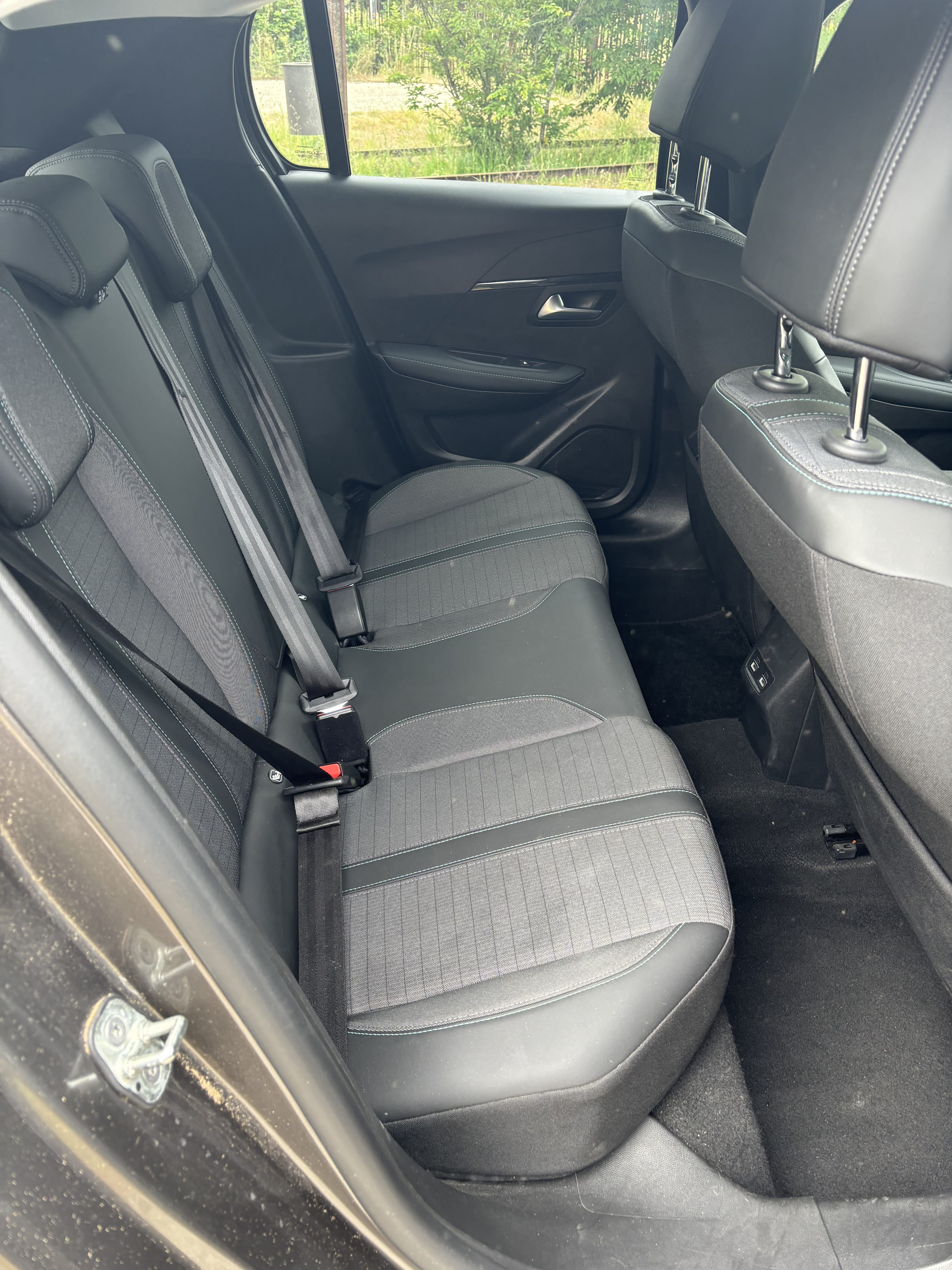 Peugeot 208 ALLURE 100CH - PARKING AEROPORT TOULOUSE-BLAGNAC avec Apple CarPlay