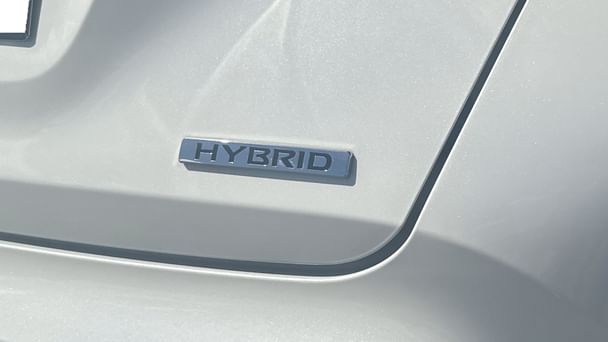 Nissan Juke N-Connecta Hybride - Blanc avec Siège bébé