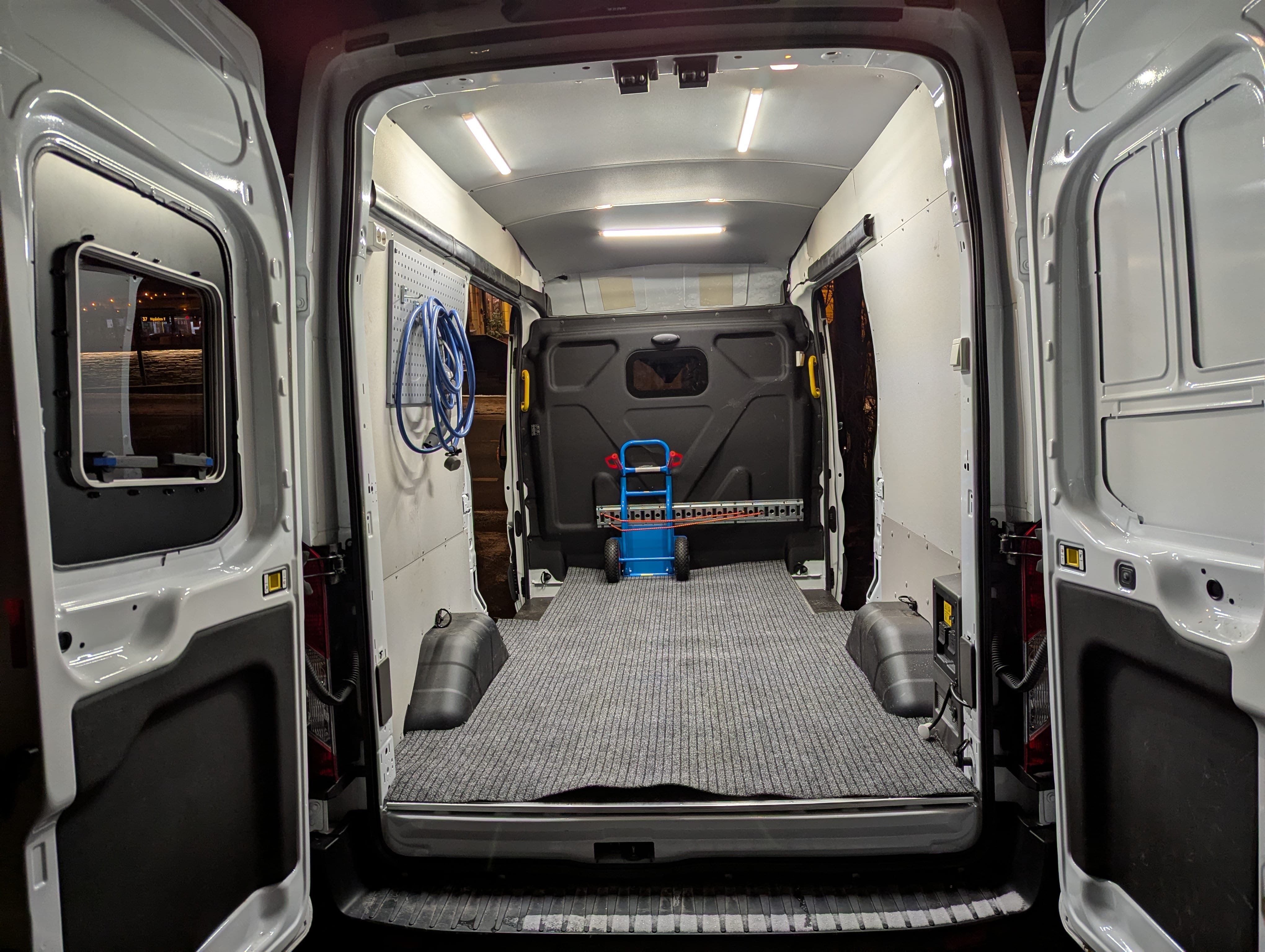 Ford Transit 350 mit Navigationsgerät