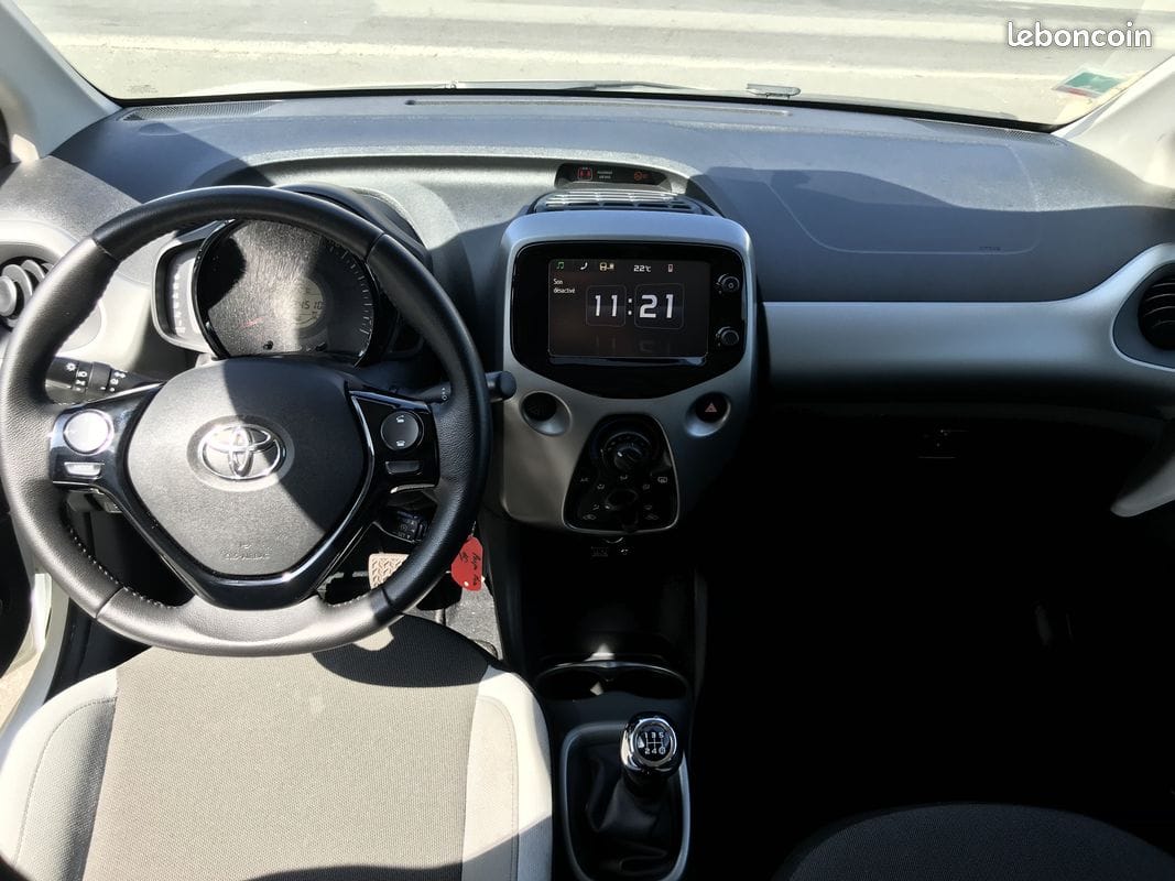 Toyota Aygo (Start and Stop)  5 portes,Essence E95E10,caméra de recul, système carplay, avec Siège bébé