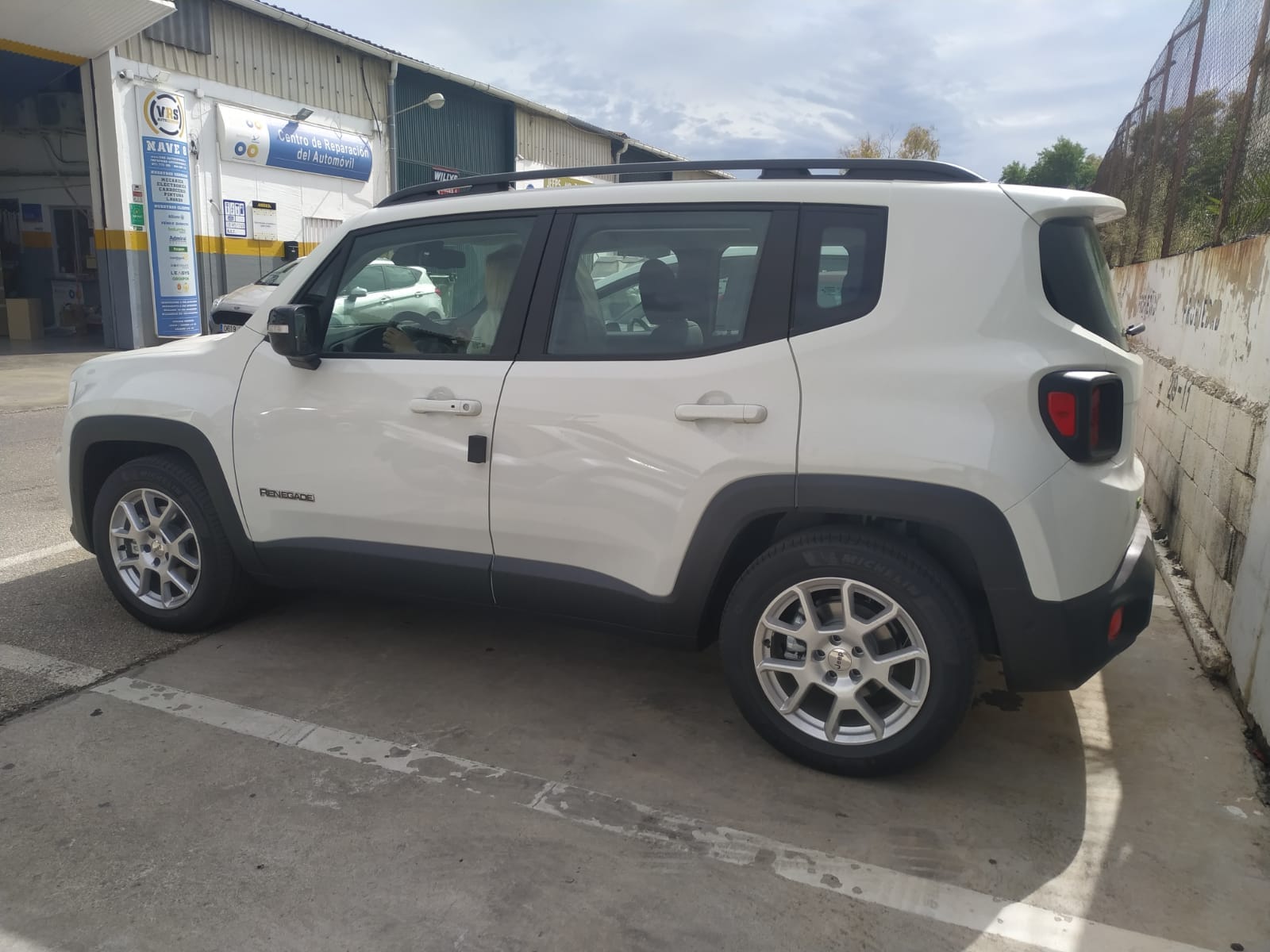 Jeep Renegade, 2023, Gasolina 95 / Eléctrico (híbrido), Automático
