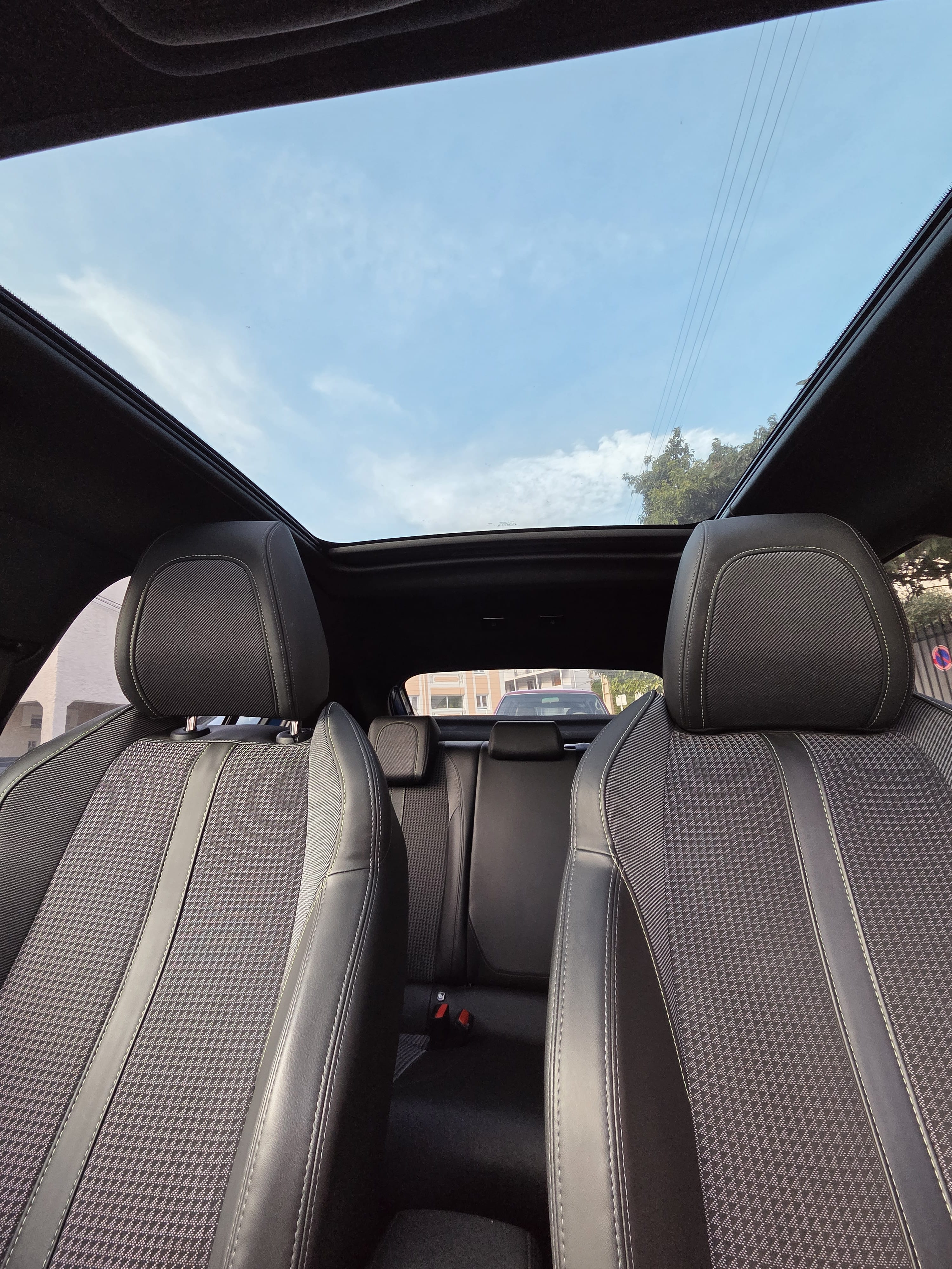 Peugeot 208 GT Line 130 avec GPS