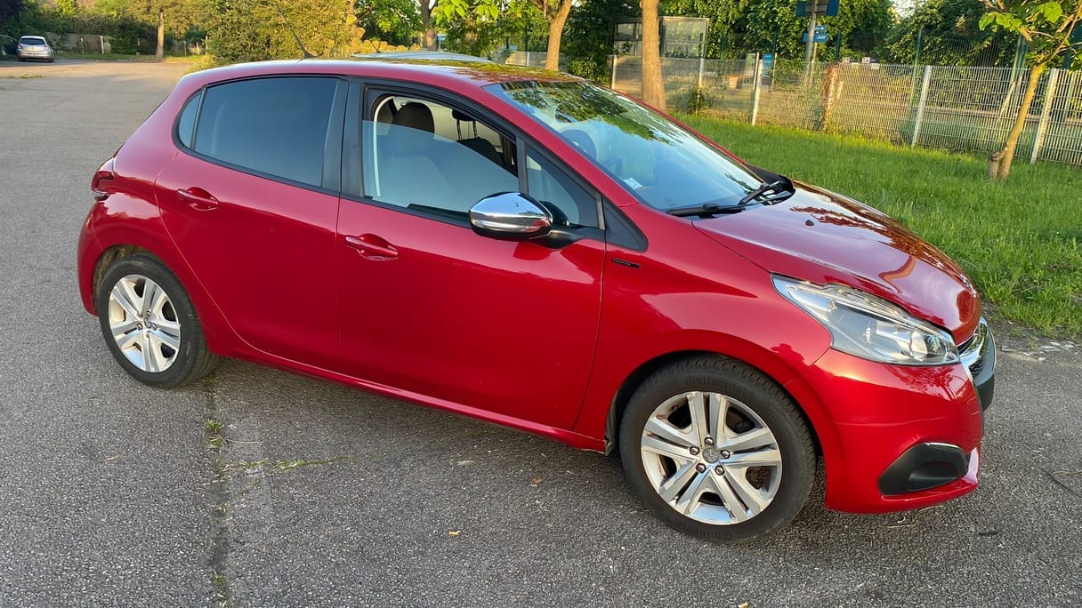 Peugeot 208 with Dashcam