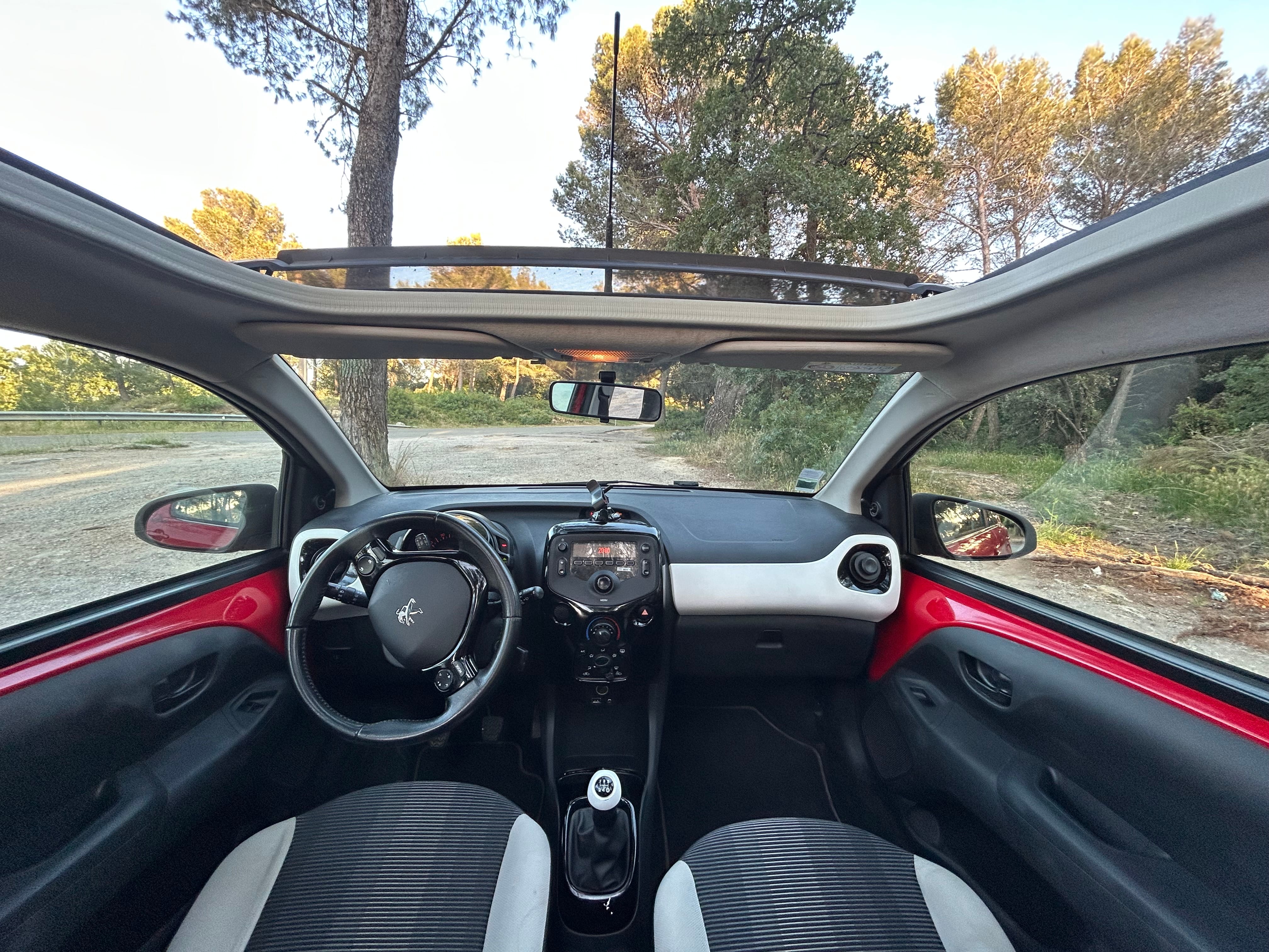 Peugeot 108 Aéroport + toit ouvrant avec Port USB