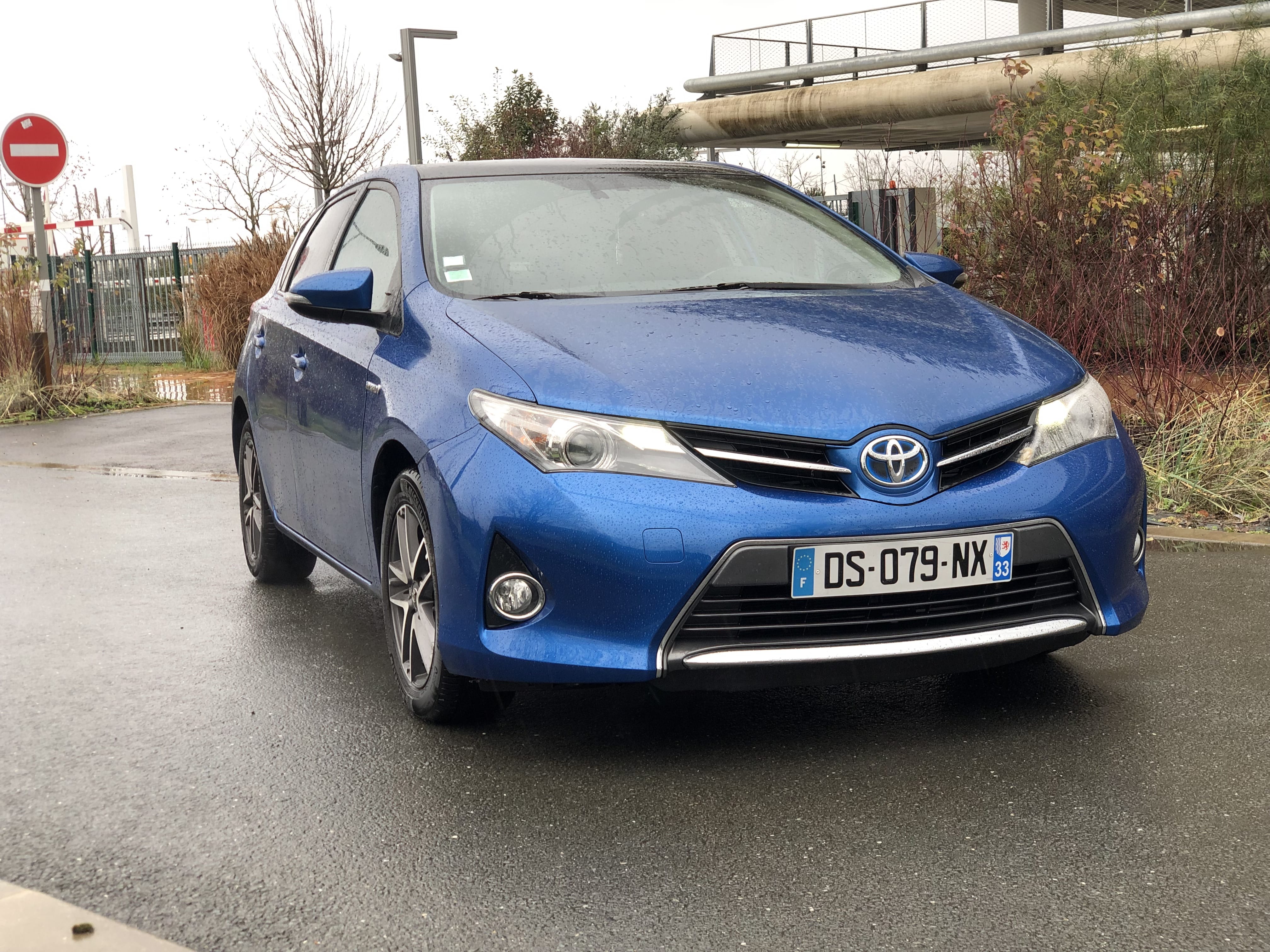 Toyota Auris  Louez la Toyota Auris Hybride – Confort, Économie et Sérénité au Volant !